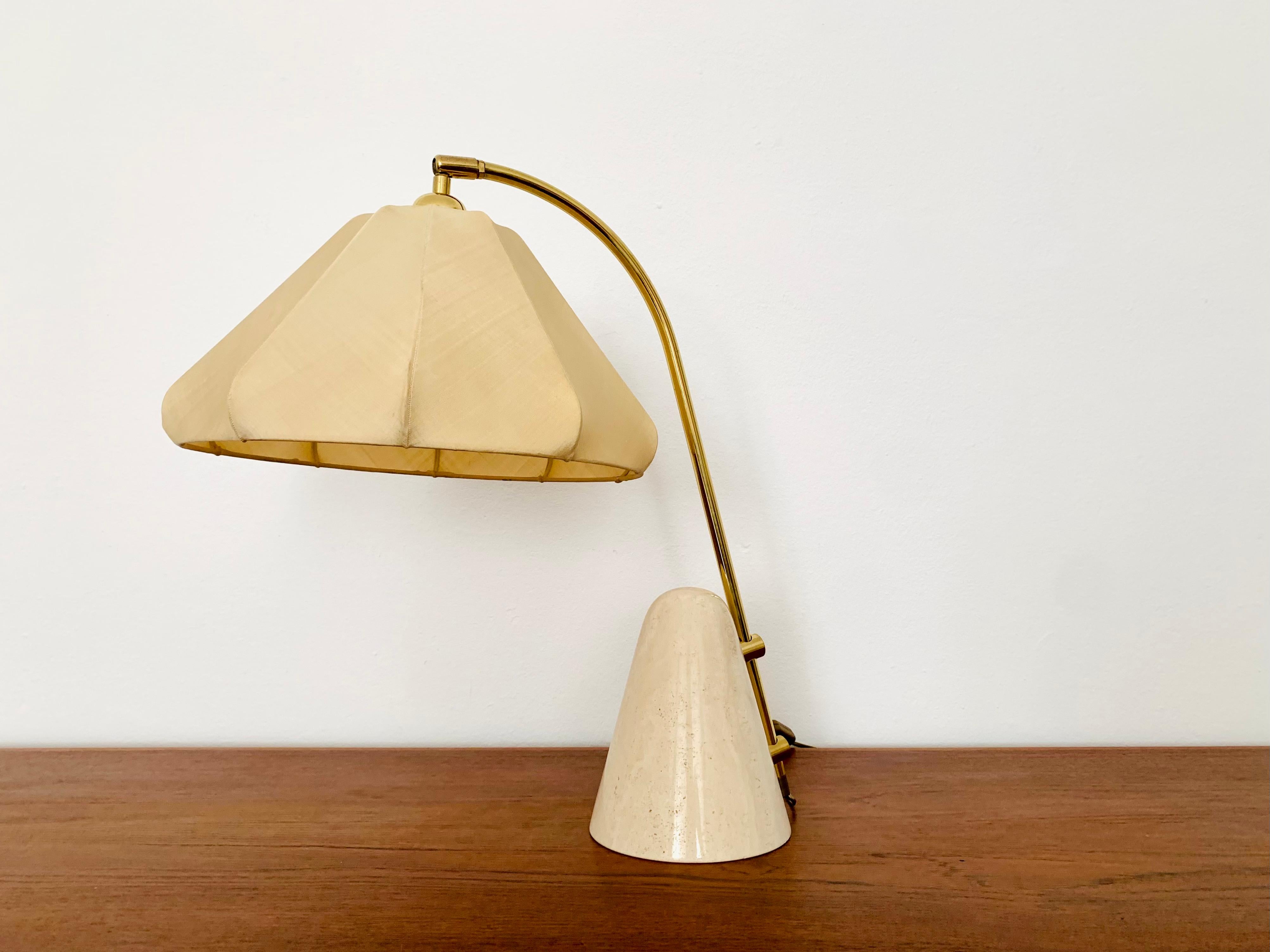 Wonderful table lamp from the 1960s.
Extremely high -quality workmanship and very nice design.
The materials used such as brass and travertine are very noble.
A very cozy light is created.

Manufacturer: Temde

Condition:

Very good vintage
