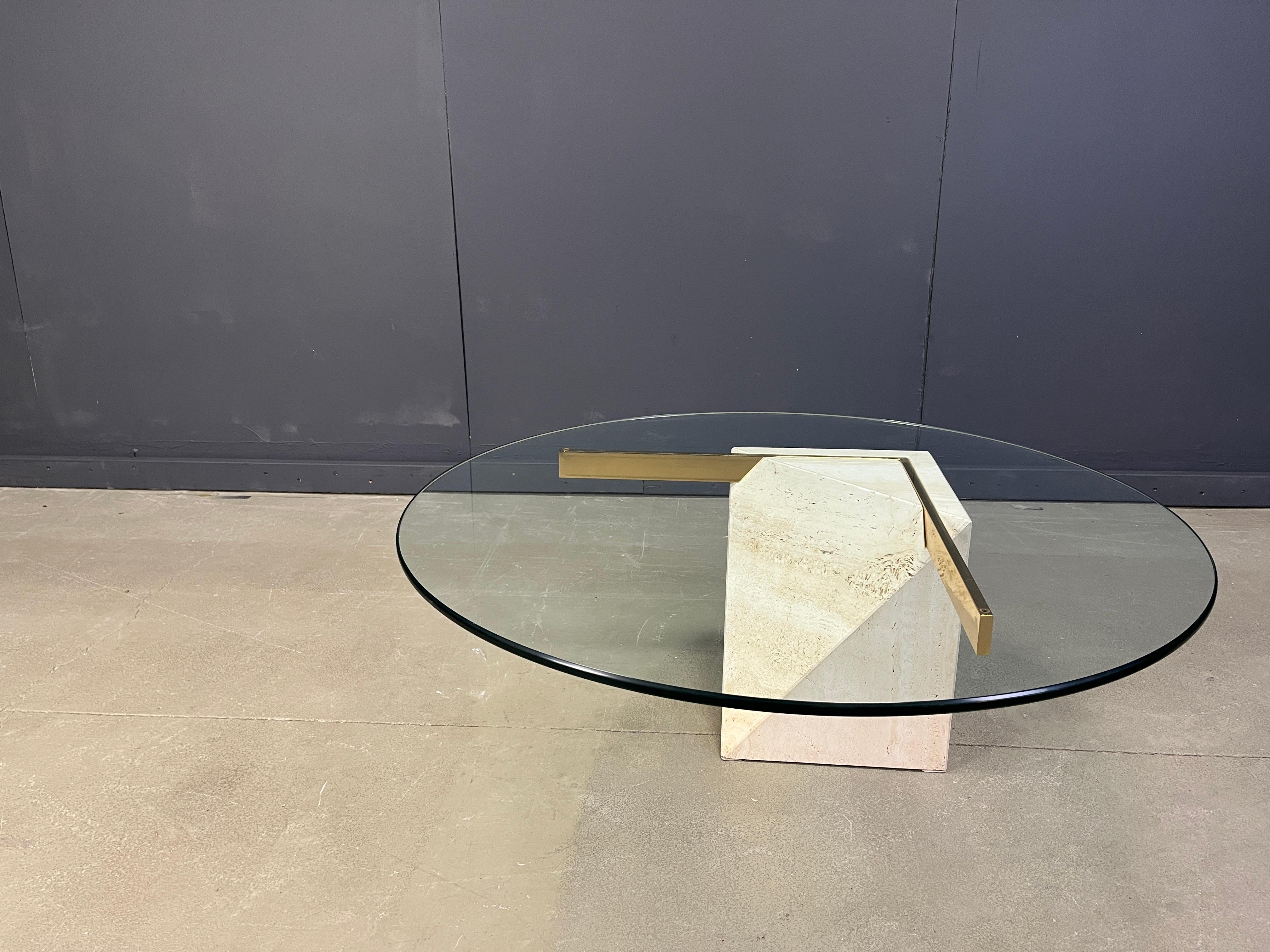 Travertine and brass coffee table by Artedi, 1980s In Good Condition In Leuven, Vlaams Gewest