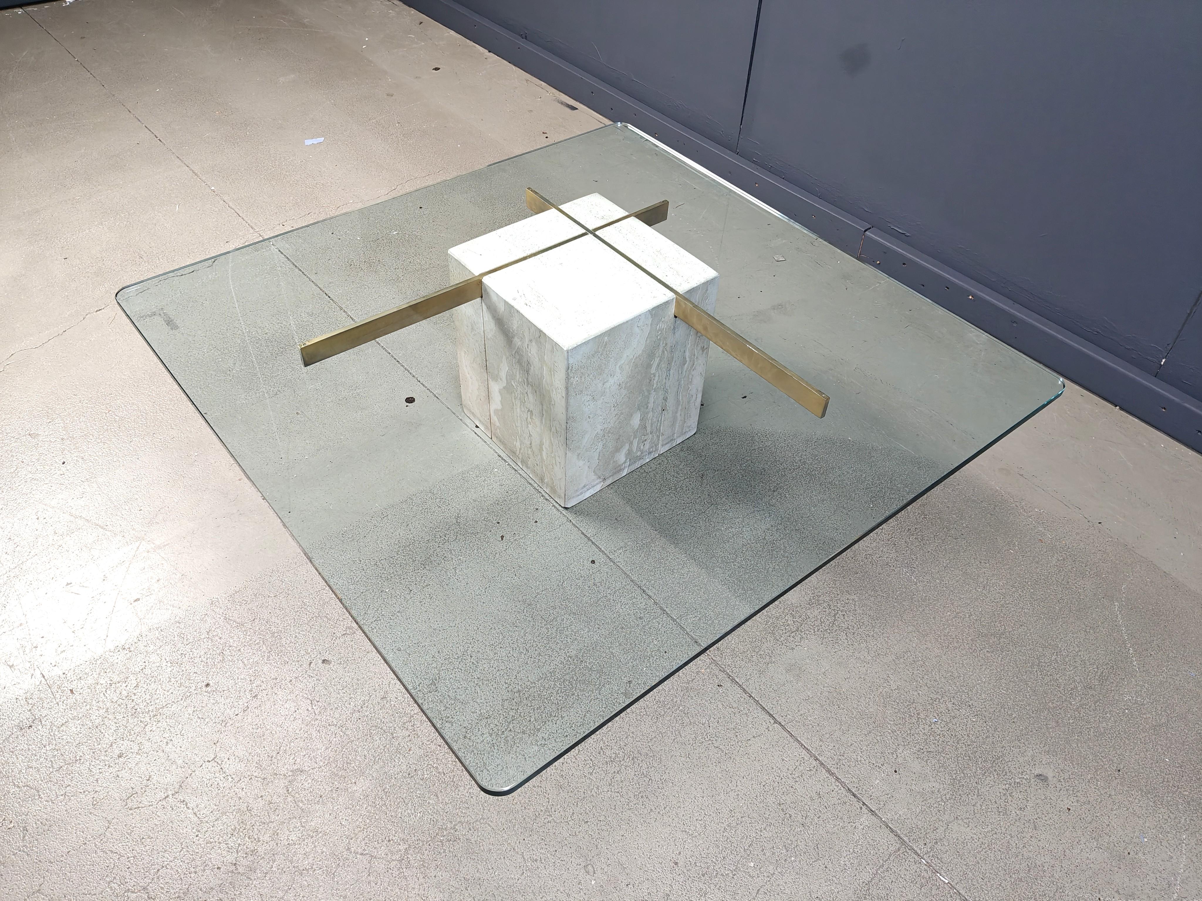 Travertine and brass coffee table by Artedi, 1980s In Good Condition For Sale In Leuven, Vlaams Gewest