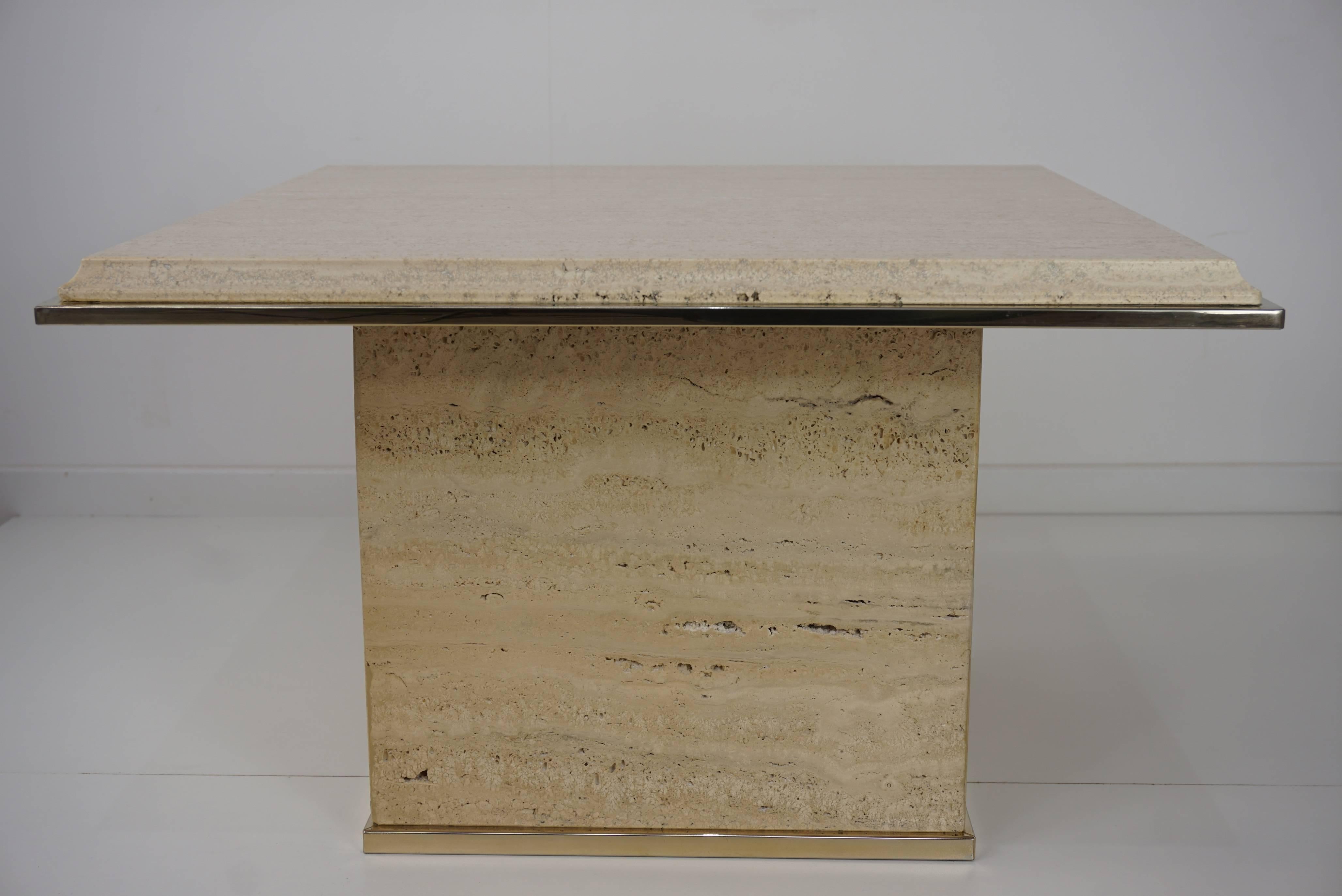 You will be seduced by the charm, the elegance and the presence of this coffee table having a structure in travertine the whole underlined by a brass metal edging. All in perfect and harmonious dimensions and especially in excellent condition (no