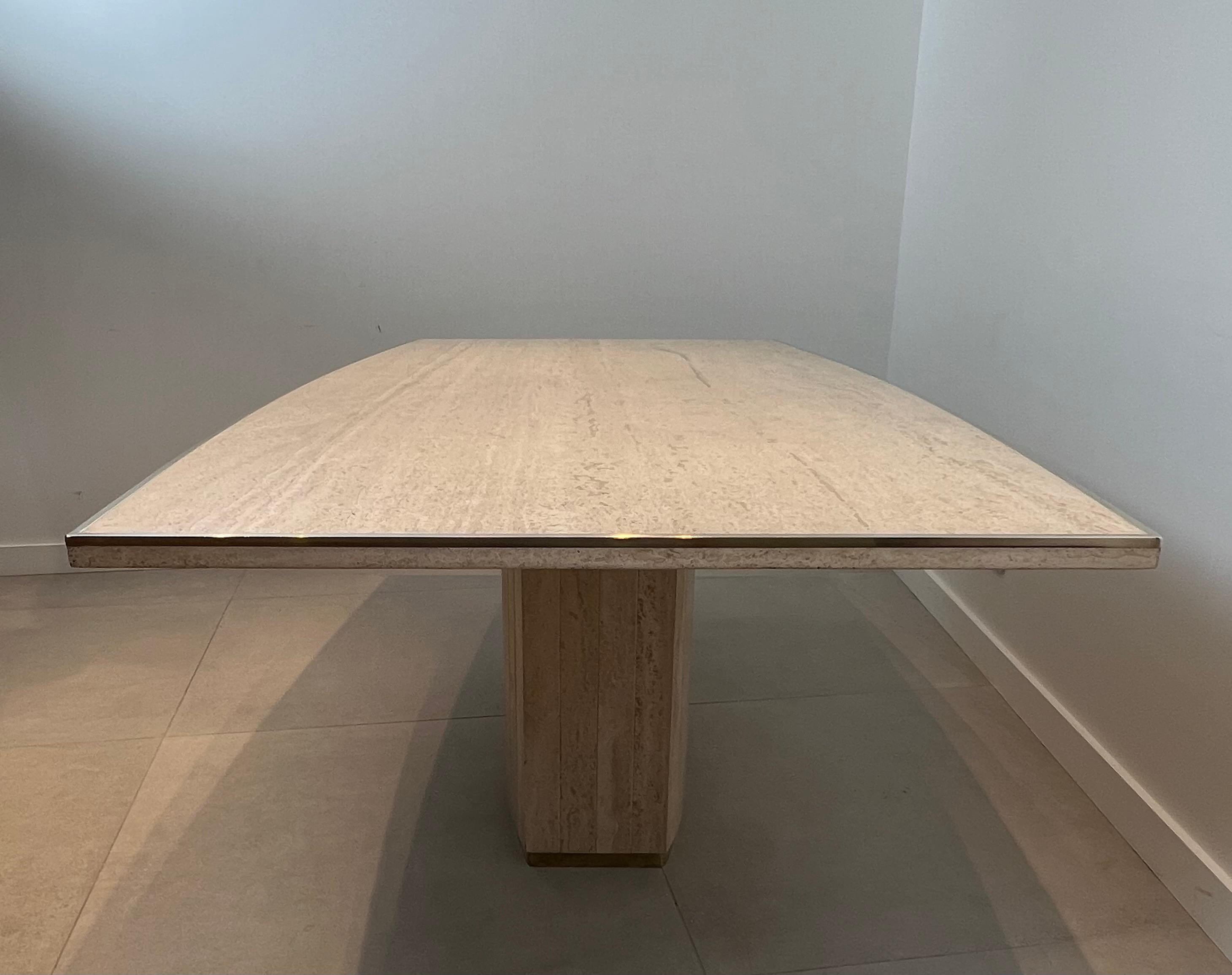 Mid-Century Modern Table de salle à manger en travertin et laiton par Willy Rizzo en vente