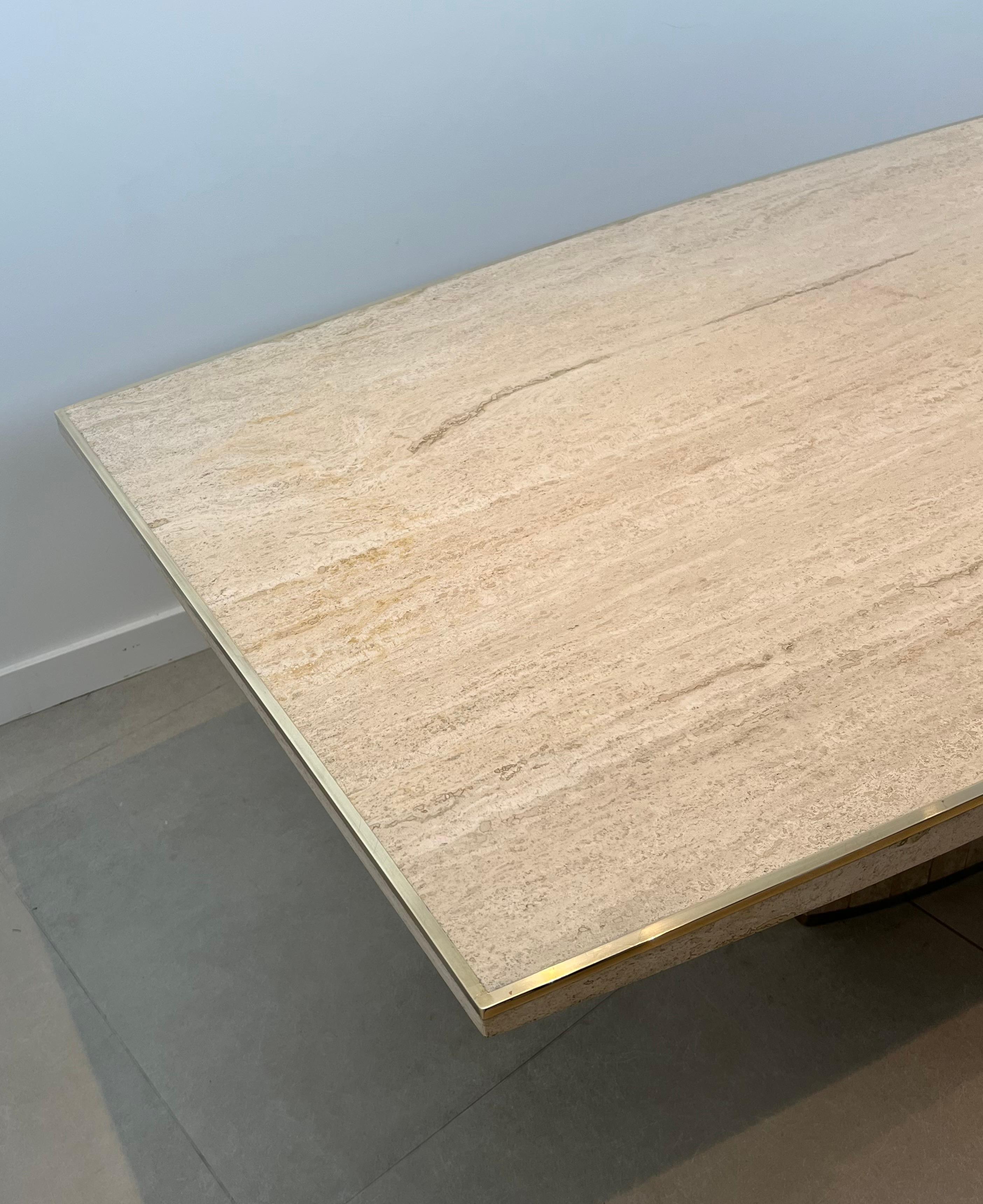 Table de salle à manger en travertin et laiton par Willy Rizzo Bon état - En vente à Marcq-en-Barœul, Hauts-de-France