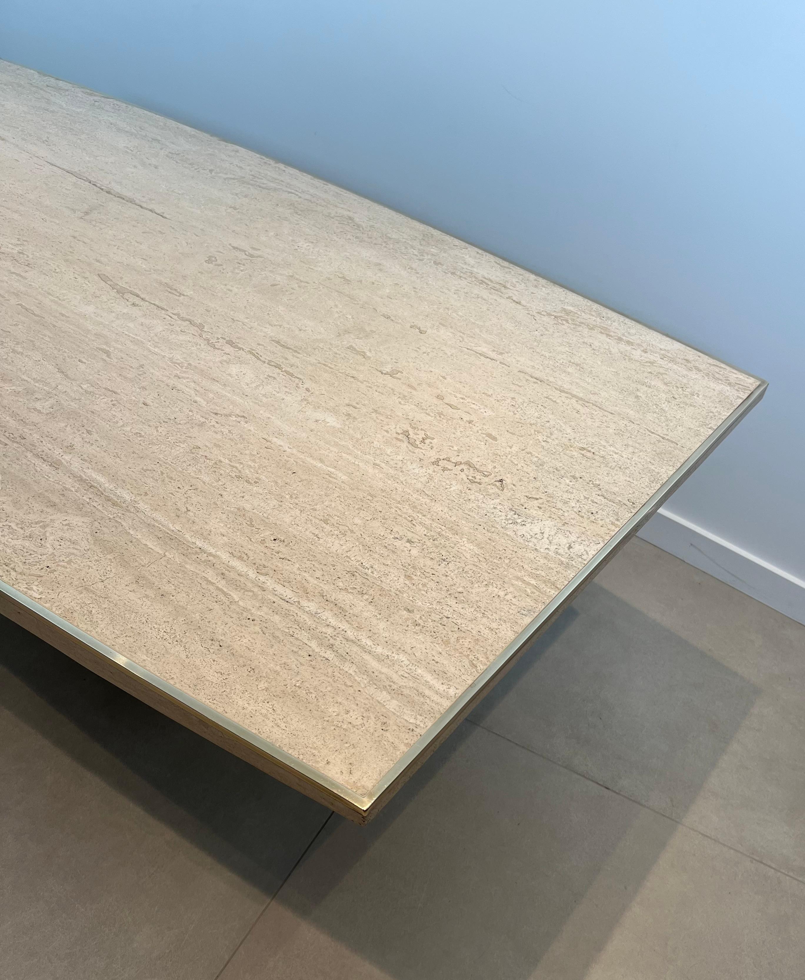Laiton Table de salle à manger en travertin et laiton par Willy Rizzo en vente