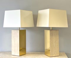 Paire de grandes lampes de table en travertin et laiton