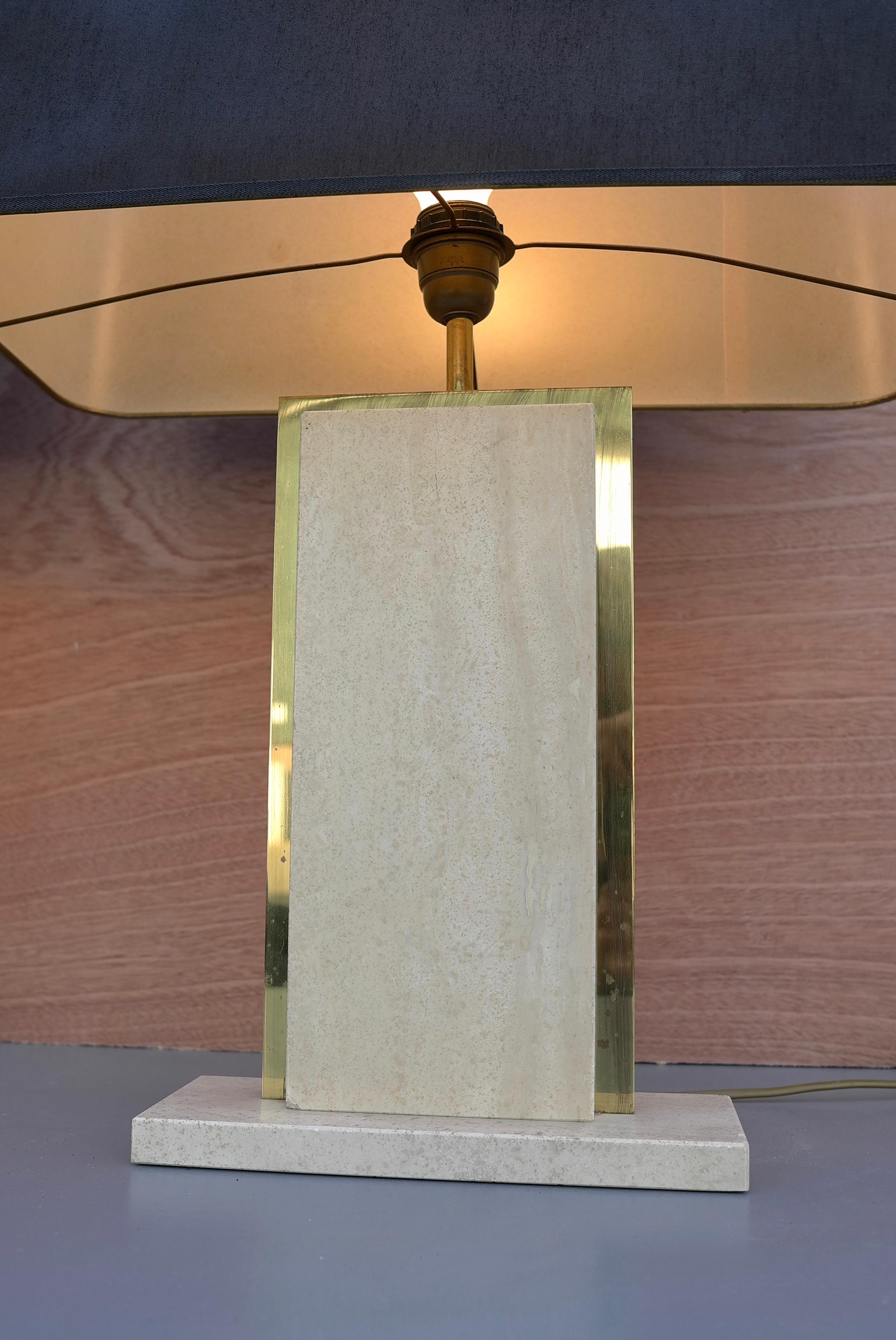 Travertine and brass sculptural Mid-Century Modern table lamps, Belgium 1970's

Size including shade: 75cm height, 47.5 width 12.5cm depth.