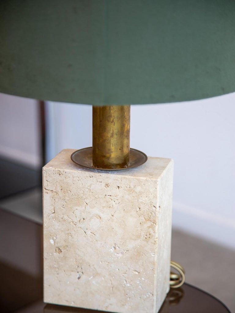 Tischlampe aus Travertin und Messing von Fratelli Mannelli (Moderne der Mitte des Jahrhunderts) im Angebot
