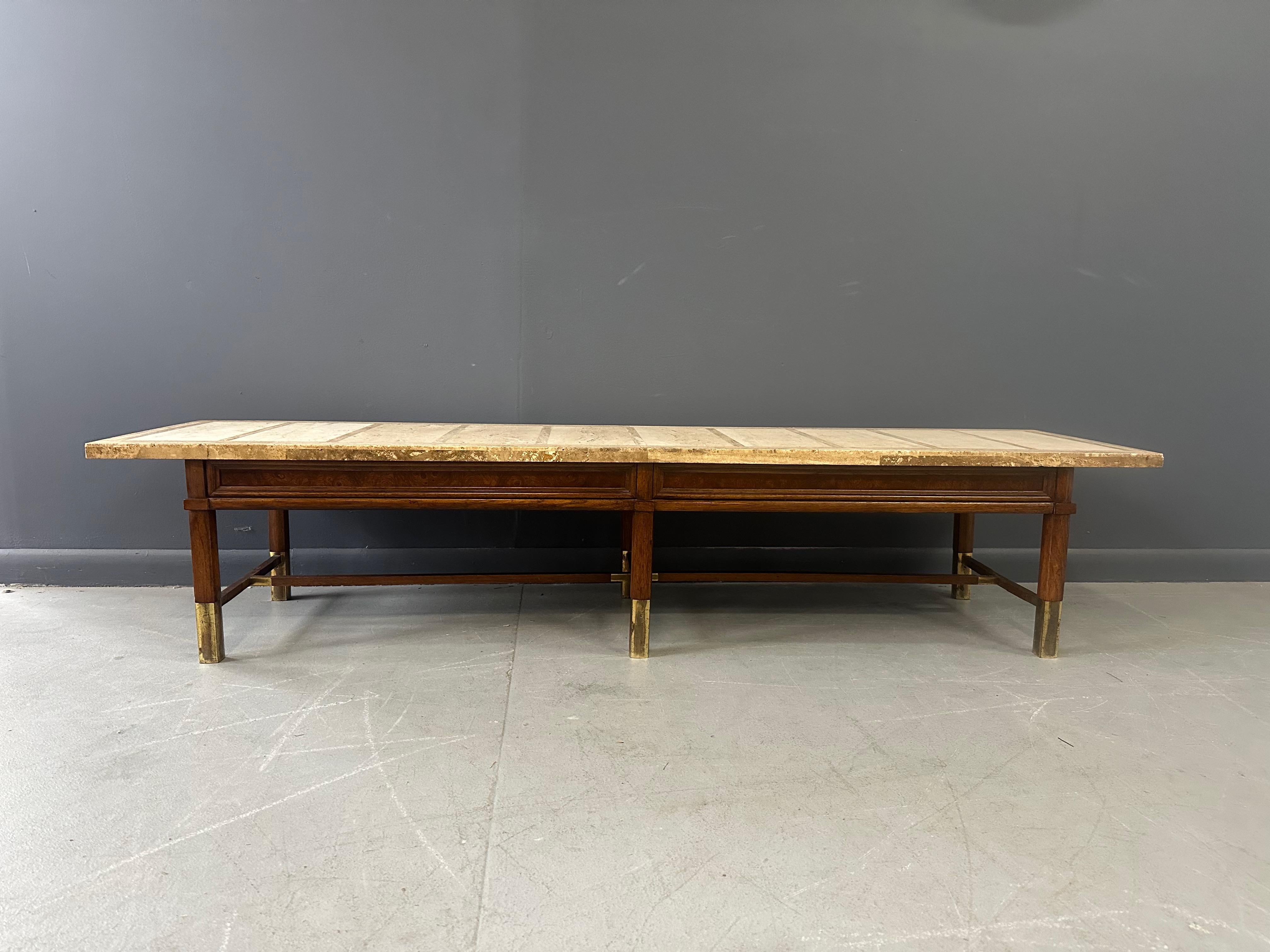 Table basse en travertin et loupe avec accents en laiton Milieu de siècle en vente 3