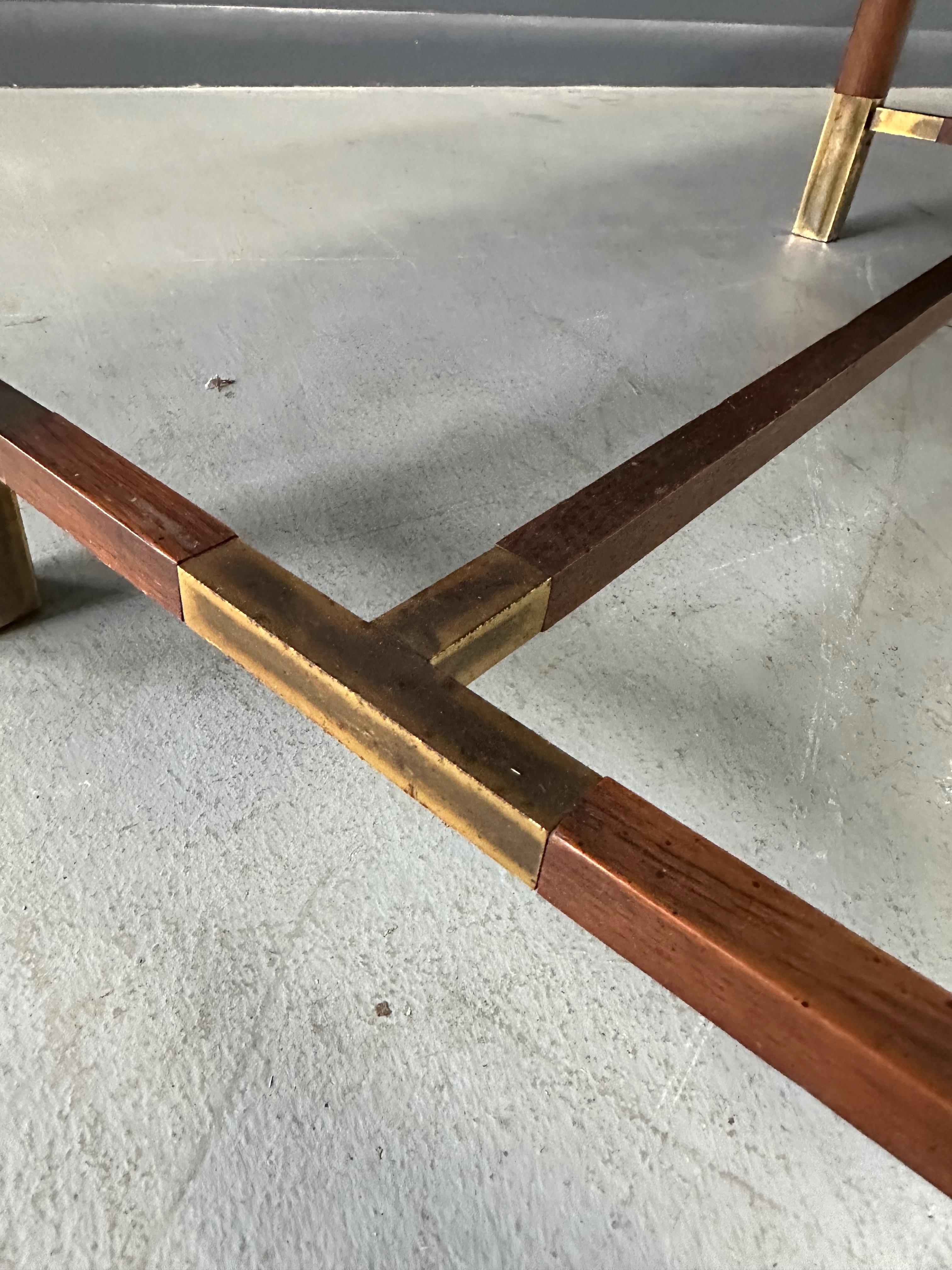 Table basse en travertin et loupe avec accents en laiton Milieu de siècle en vente 4