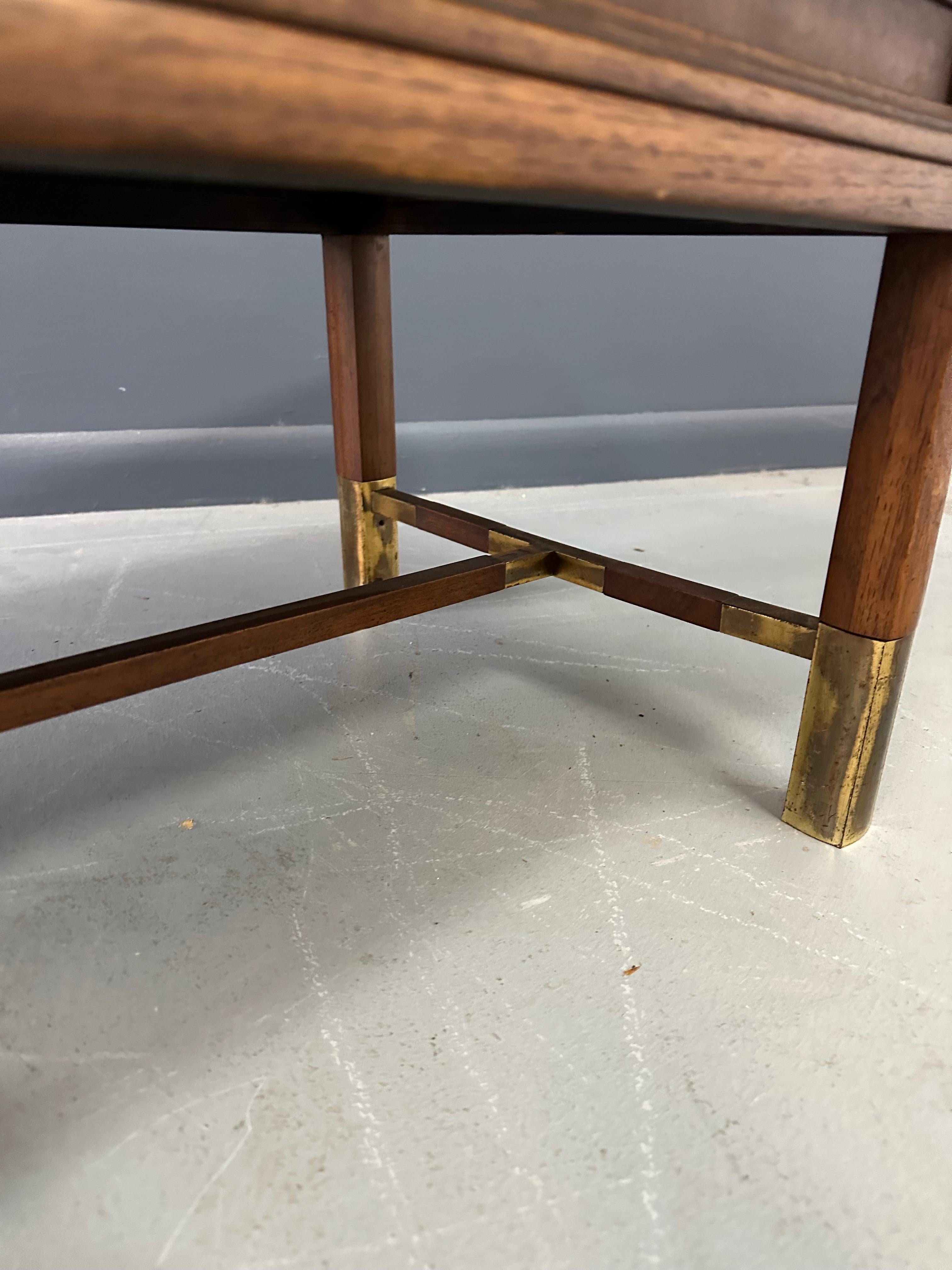 Fabriquée de manière experte avec un mélange de travertin et de bois de ronce, cette table basse du milieu du siècle est synonyme d'élégance. Les accents en laiton ajoutent une touche de sophistication au design déjà élégant. Profitez de la beauté
