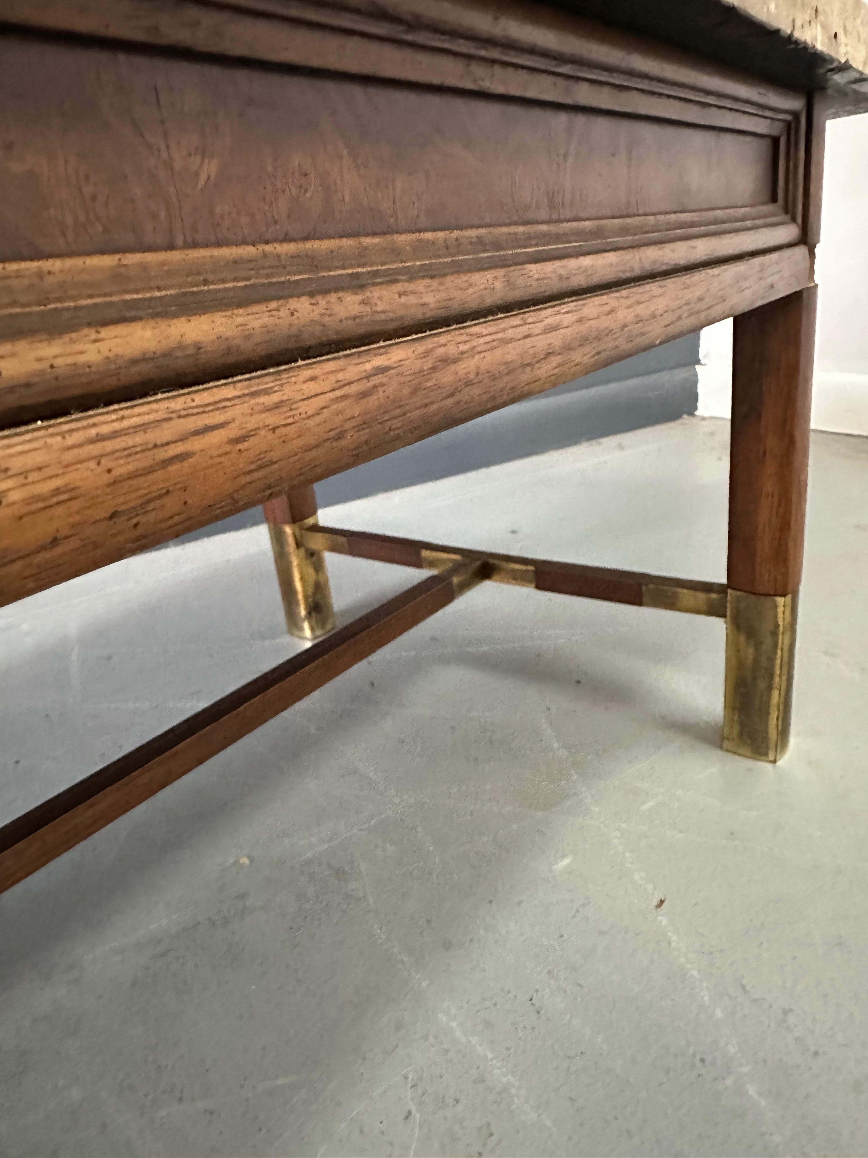 Mid-Century Modern Table basse en travertin et loupe avec accents en laiton Milieu de siècle en vente