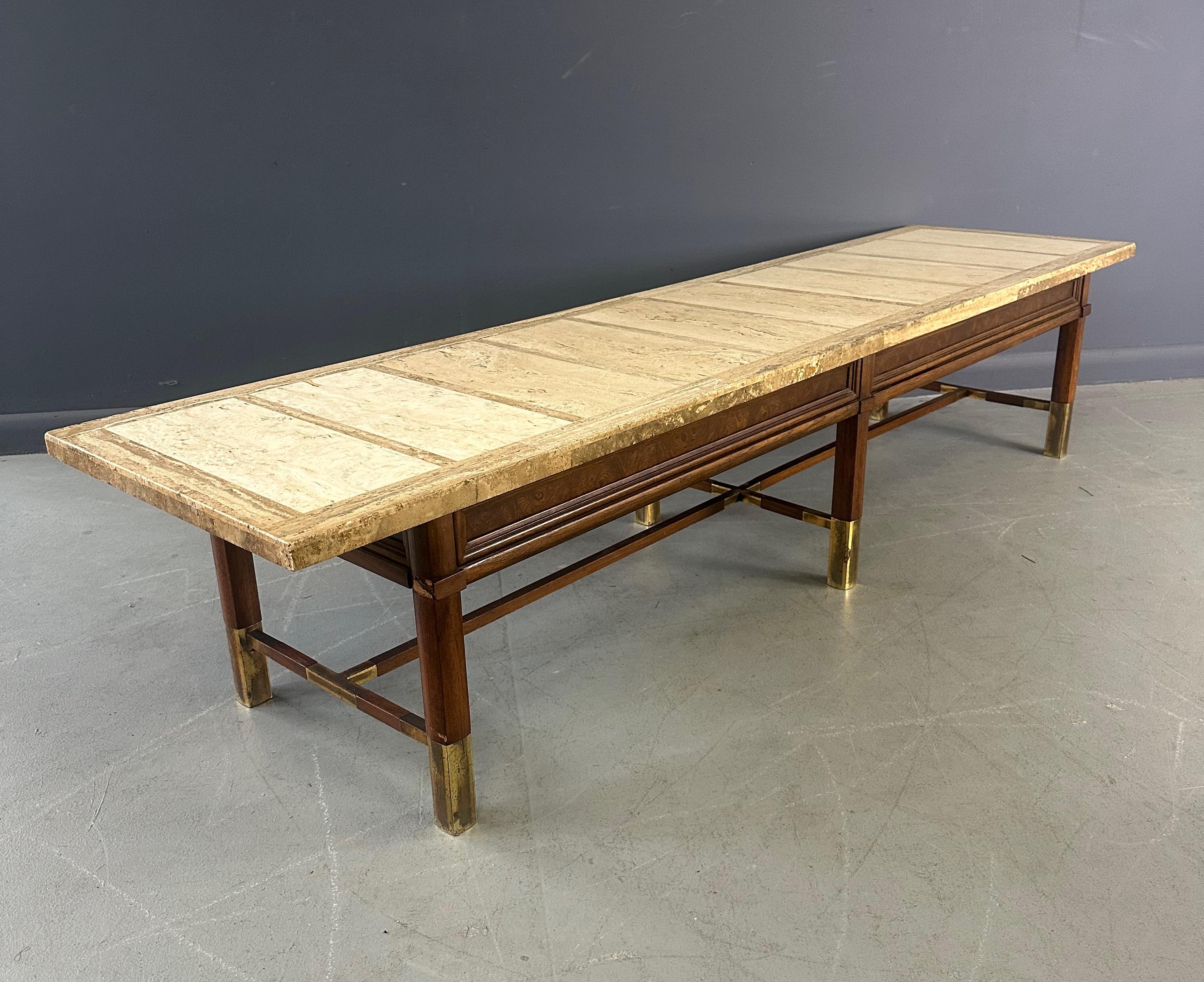 Nord-américain Table basse en travertin et loupe avec accents en laiton Milieu de siècle en vente