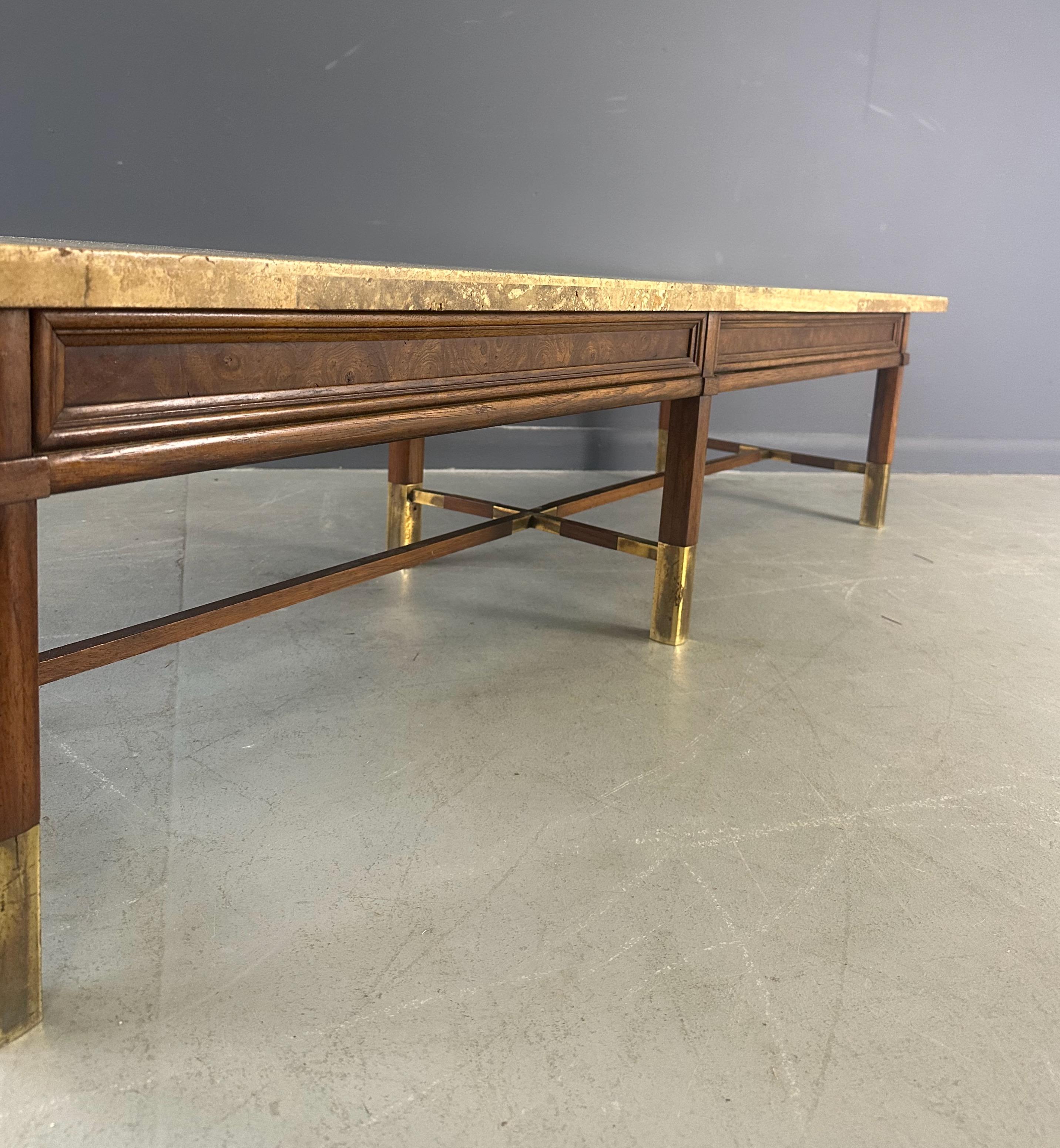 Table basse en travertin et loupe avec accents en laiton Milieu de siècle Bon état - En vente à Philadelphia, PA