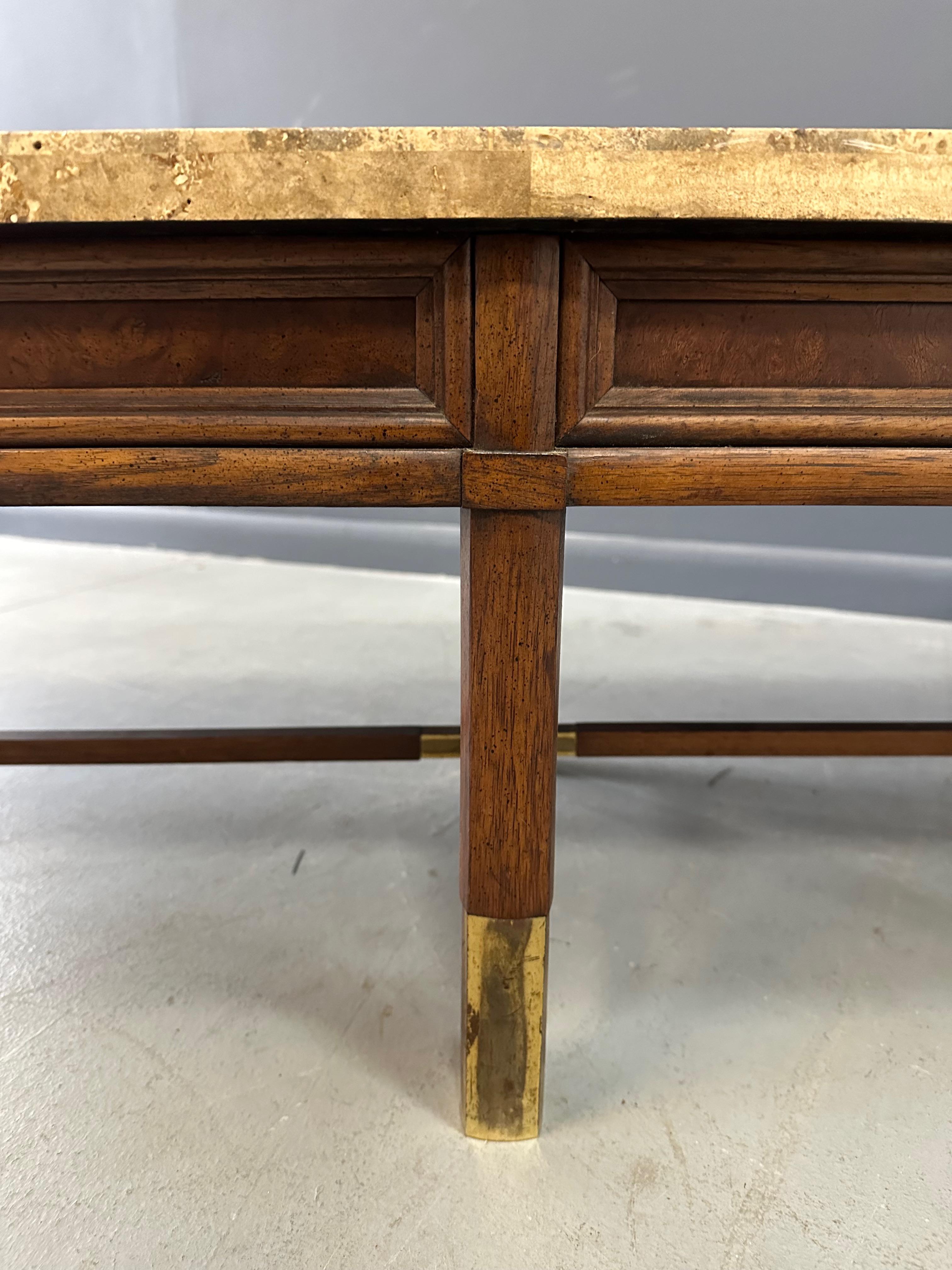 20ième siècle Table basse en travertin et loupe avec accents en laiton Milieu de siècle en vente