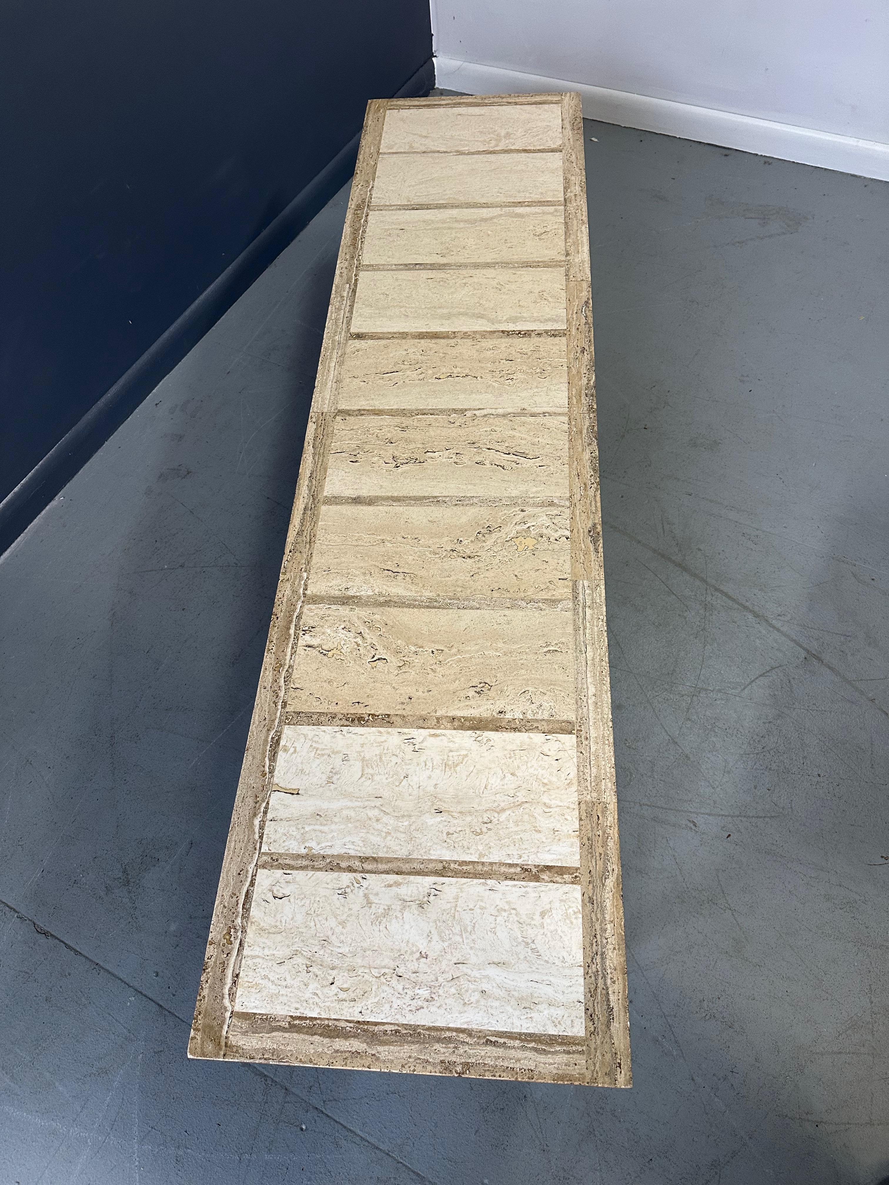 Laiton Table basse en travertin et loupe avec accents en laiton Milieu de siècle en vente