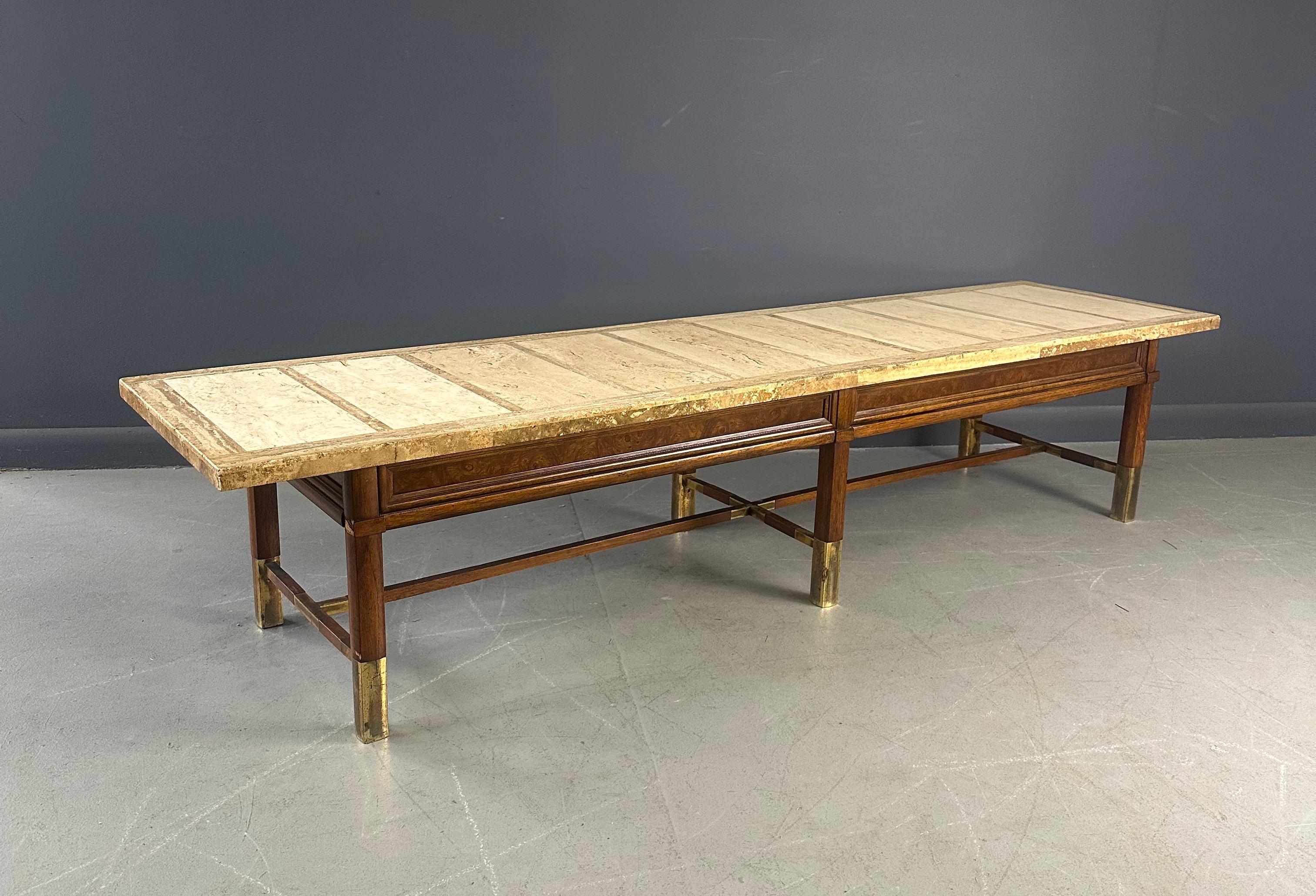 Table basse en travertin et loupe avec accents en laiton Milieu de siècle en vente 1