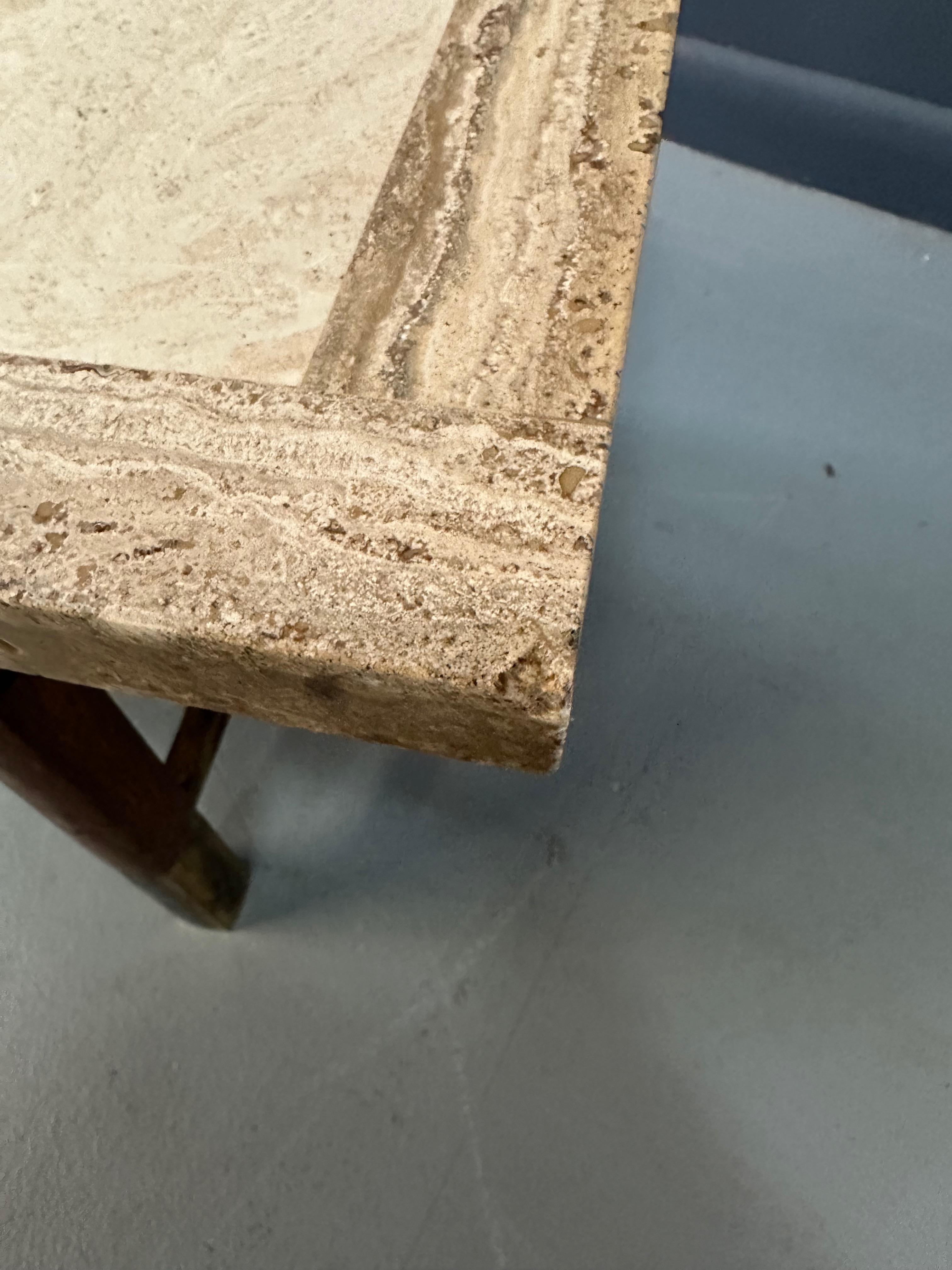 Table basse en travertin et loupe avec accents en laiton Milieu de siècle en vente 2