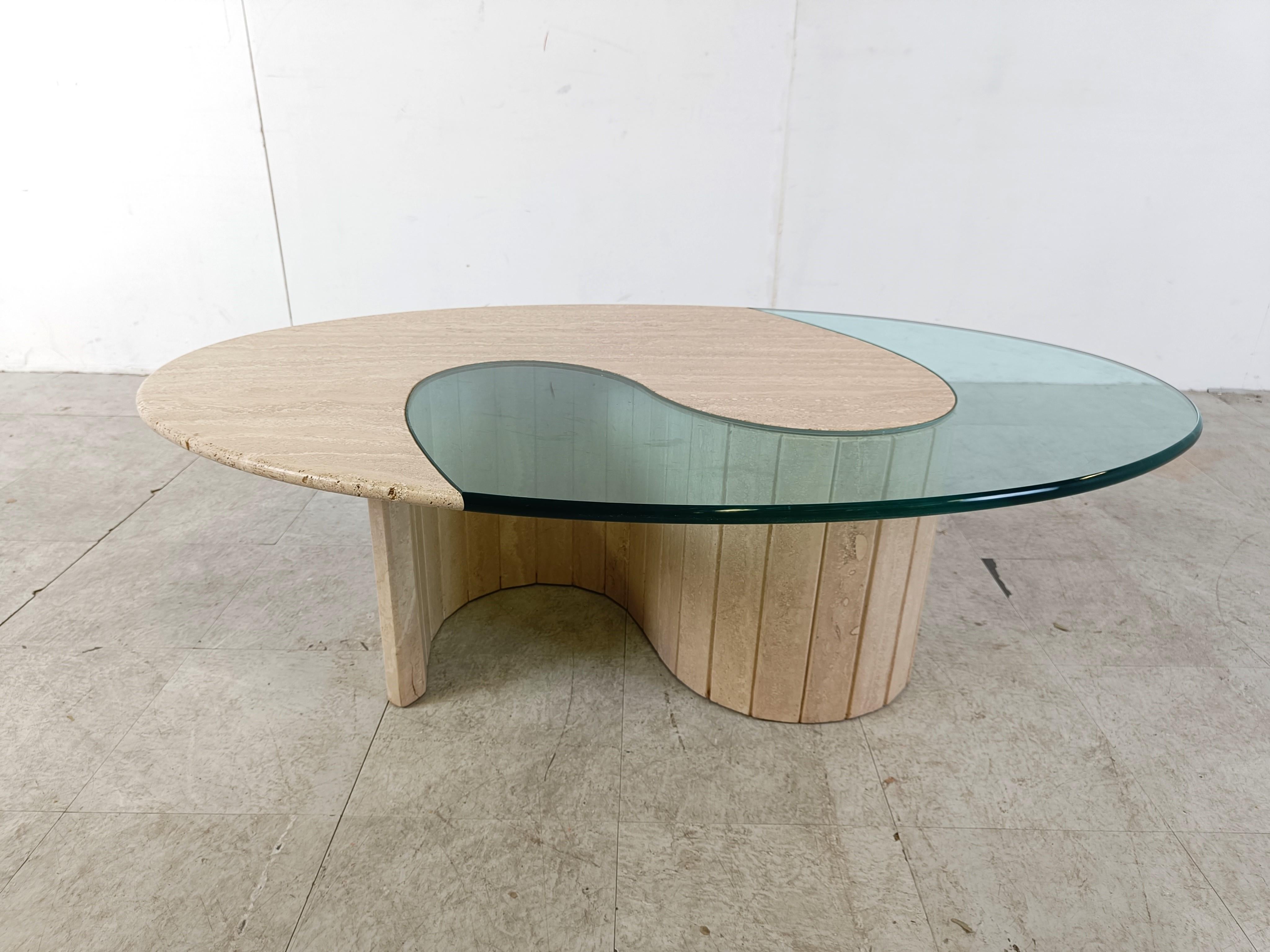 Mid-Century Modern Travertin  Table basse en verre des années 1970, Italie en vente