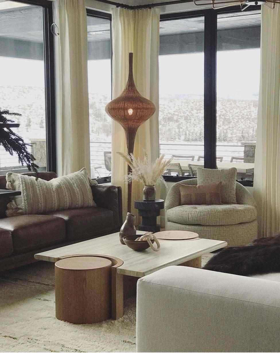 Der Prospect Couchtisch hat eine Steinplatte, die auf einem Sockel aus amerikanischem Nussbaum oder Weißeiche ruht, mit zwei Aussparungen für Trommeltische an beiden Enden. 

Die Lawson-Fenning Collection'S wird in Los Angeles, Kalifornien,