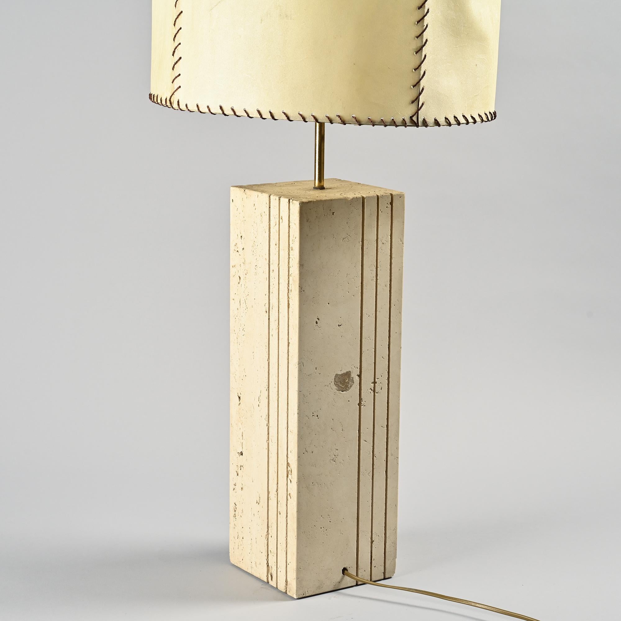 Lámpara de travertino y pergamino, Italia, hacia 1970 en venta 2