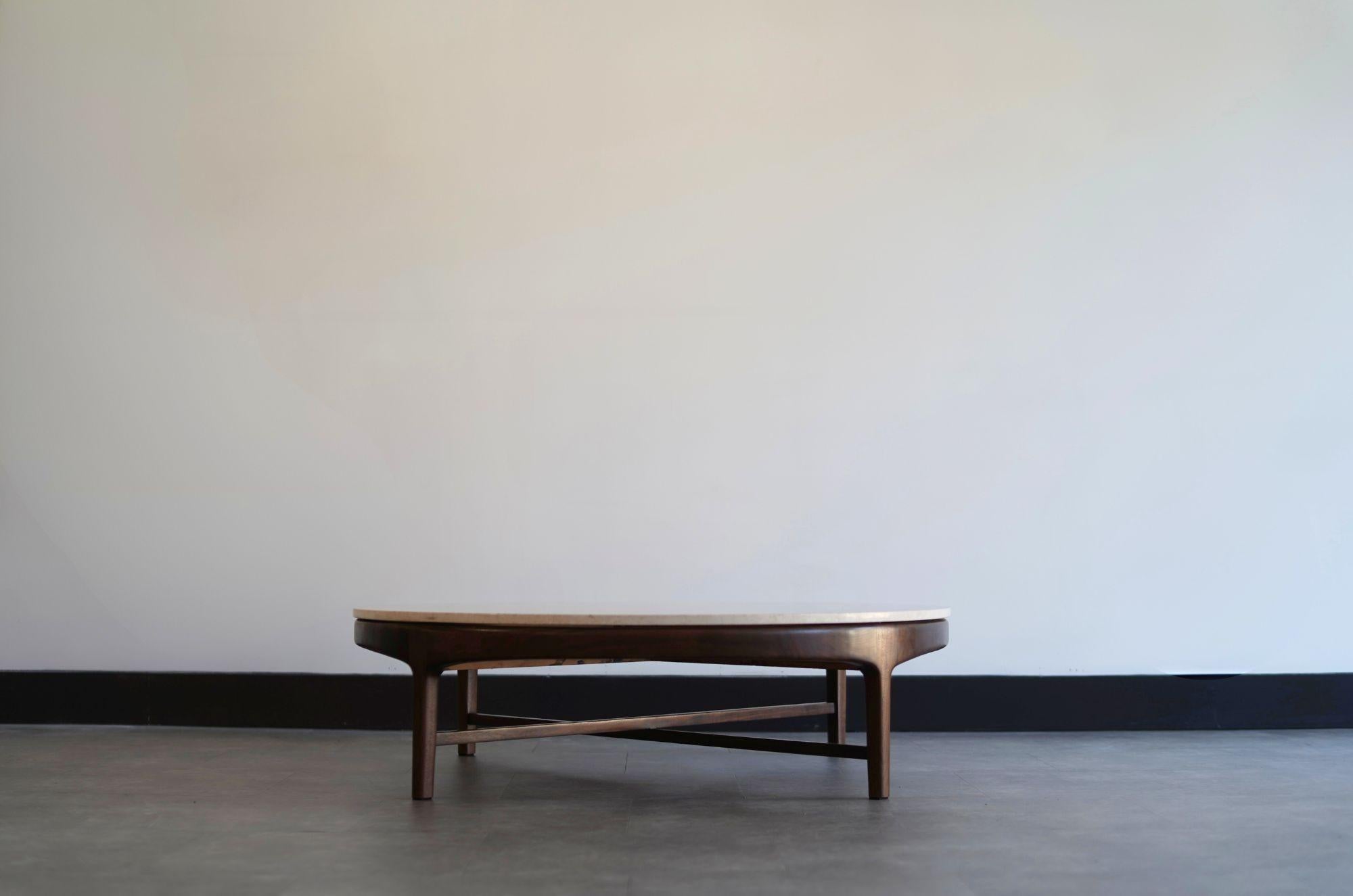 Couchtisch aus Travertin und Nussbaumholz von Erwin Lambeth, ca. 1950er Jahre (Moderne der Mitte des Jahrhunderts) im Angebot