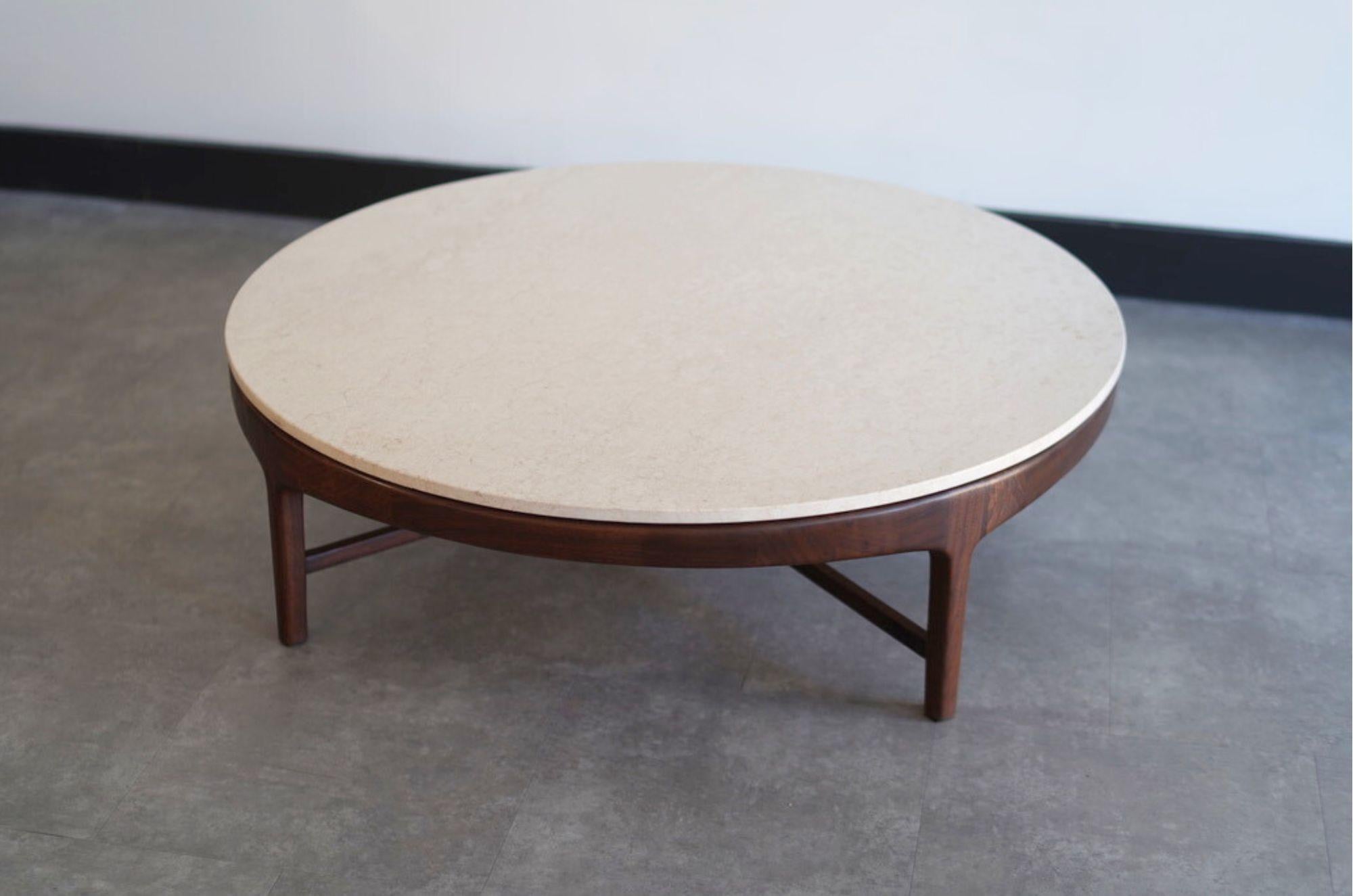 Couchtisch aus Travertin und Nussbaumholz von Erwin Lambeth, ca. 1950er Jahre (amerikanisch) im Angebot