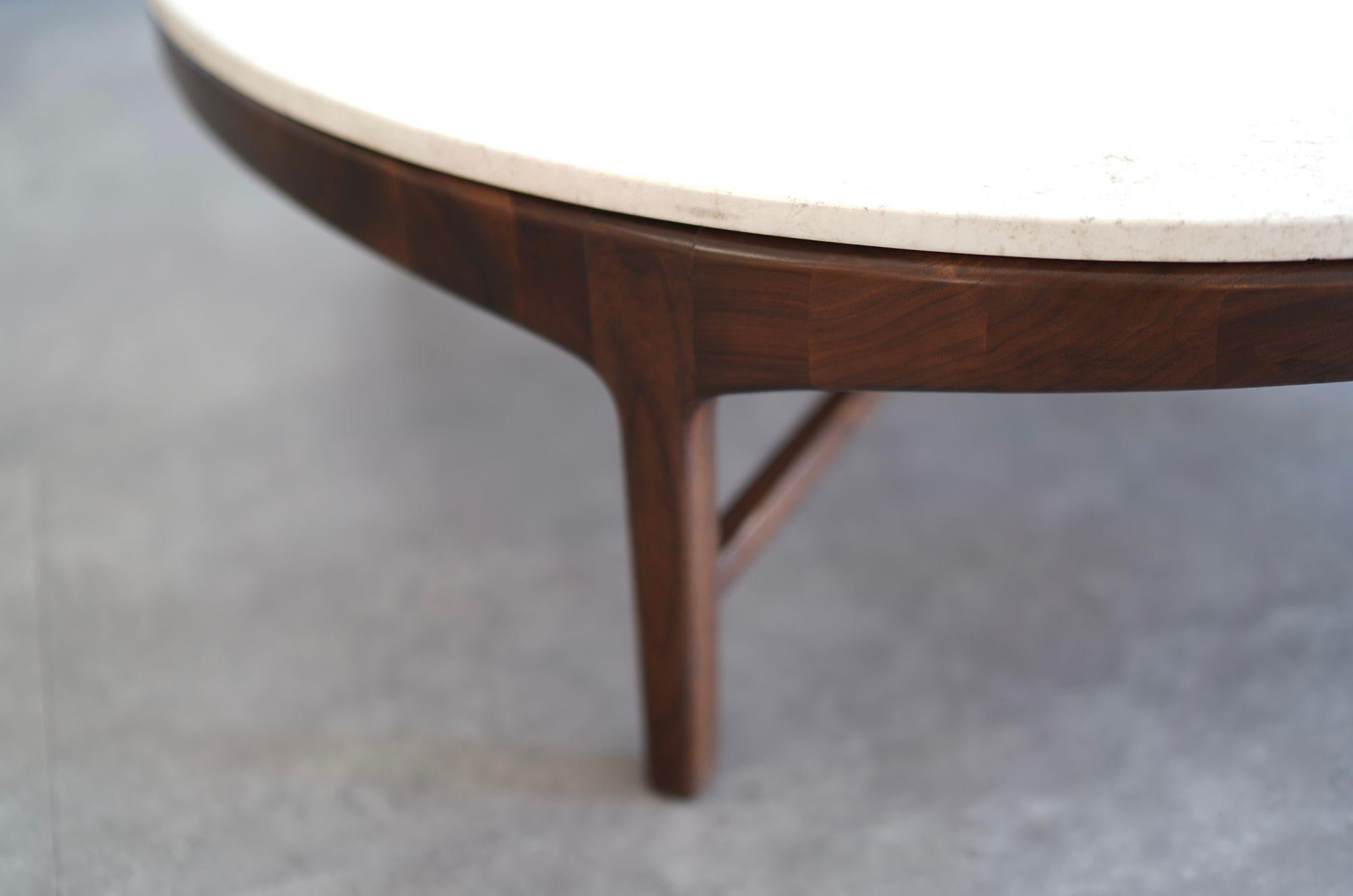 Couchtisch aus Travertin und Nussbaumholz von Erwin Lambeth, ca. 1950er Jahre im Zustand „Hervorragend“ im Angebot in Westport, CT