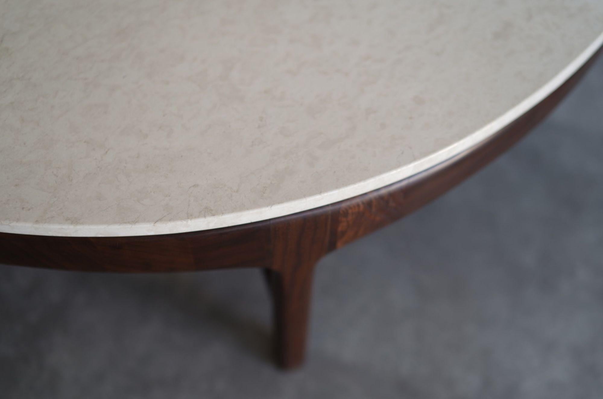 Couchtisch aus Travertin und Nussbaumholz von Erwin Lambeth, ca. 1950er Jahre (20. Jahrhundert) im Angebot