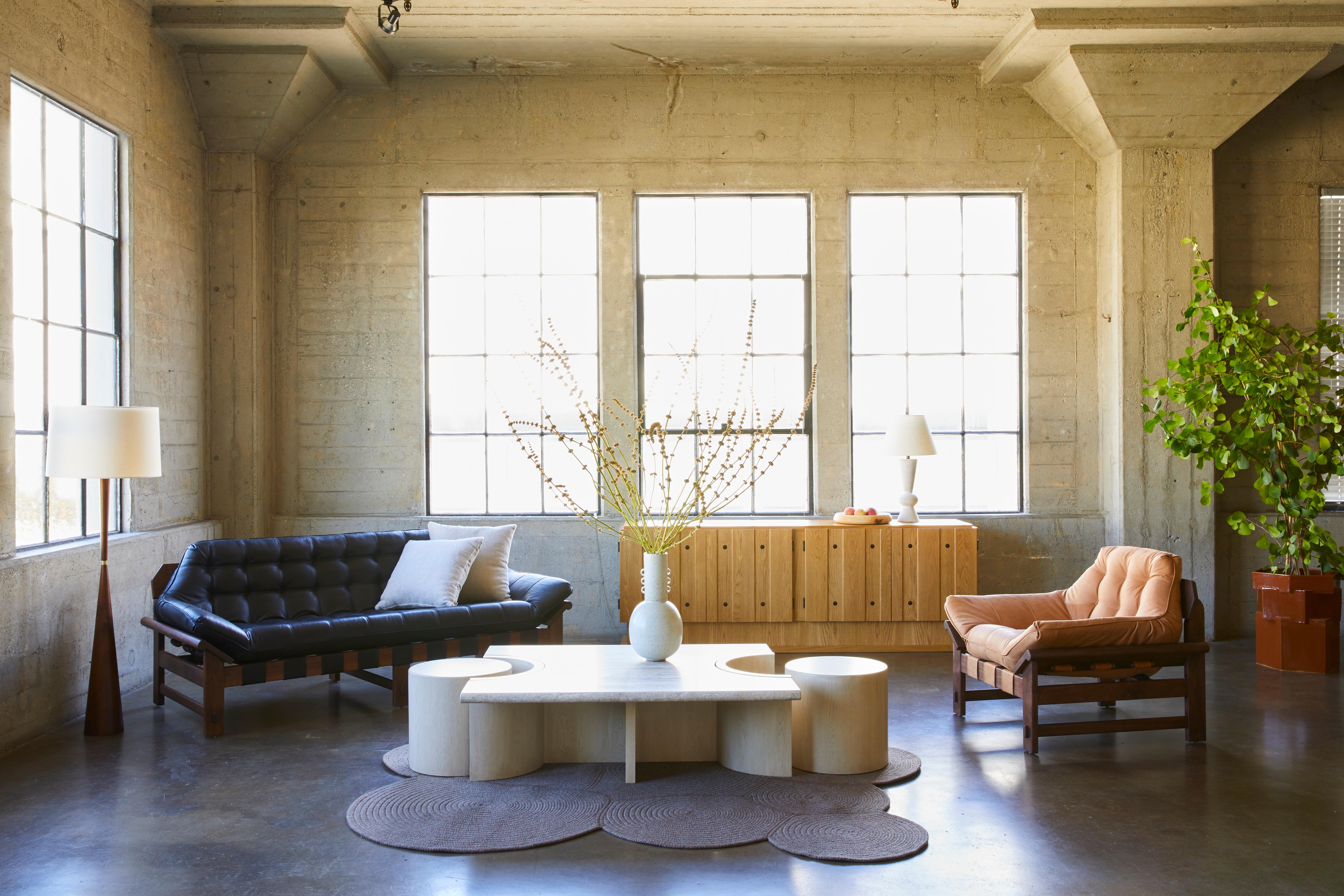 Table basse Prospect en travertin blanchi par Lawson-Fenning Neuf - En vente à Los Angeles, CA