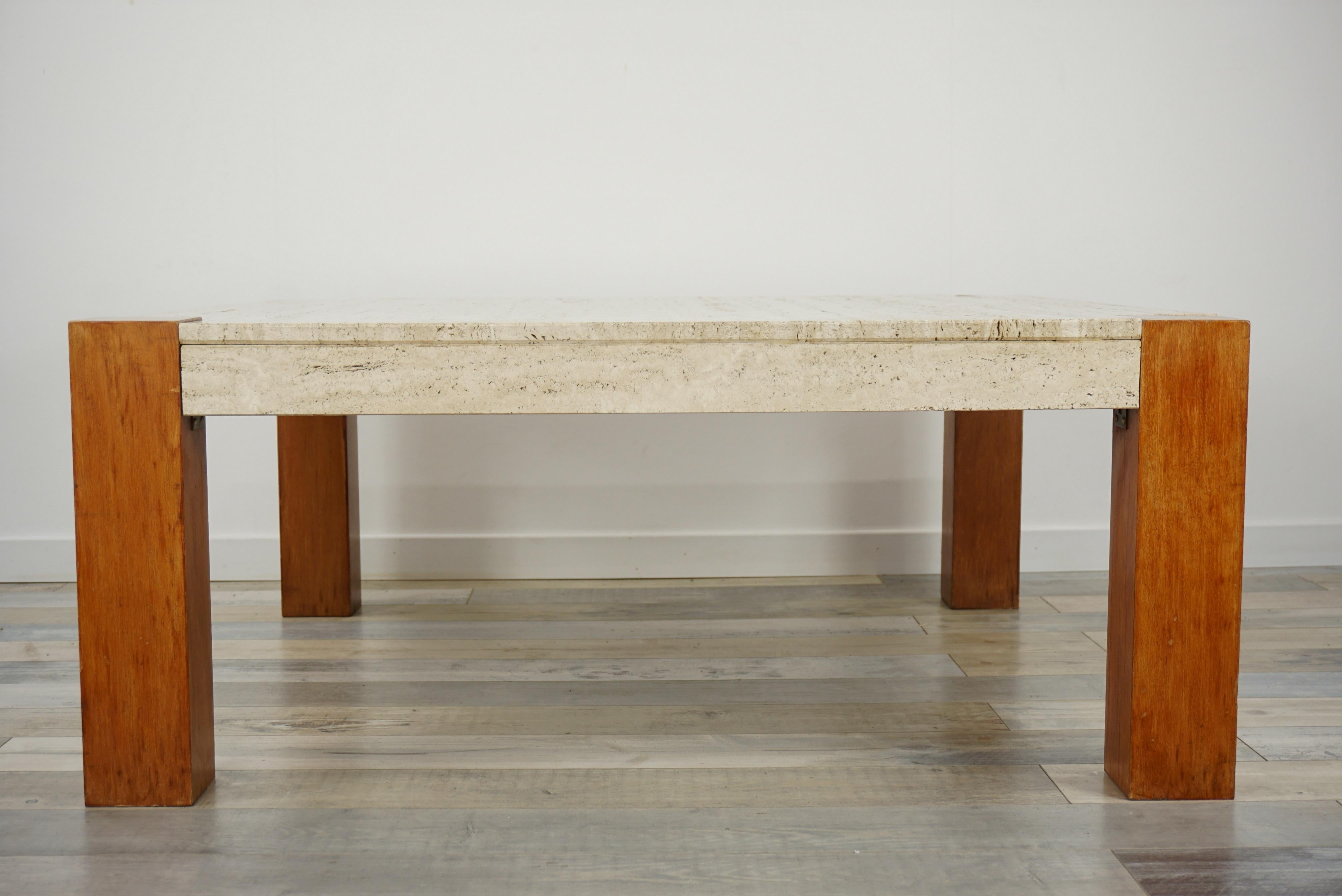 1960s design travertine and wood coffee table combining tradition and innovation: square wooden feet and a square polished travertine tray.