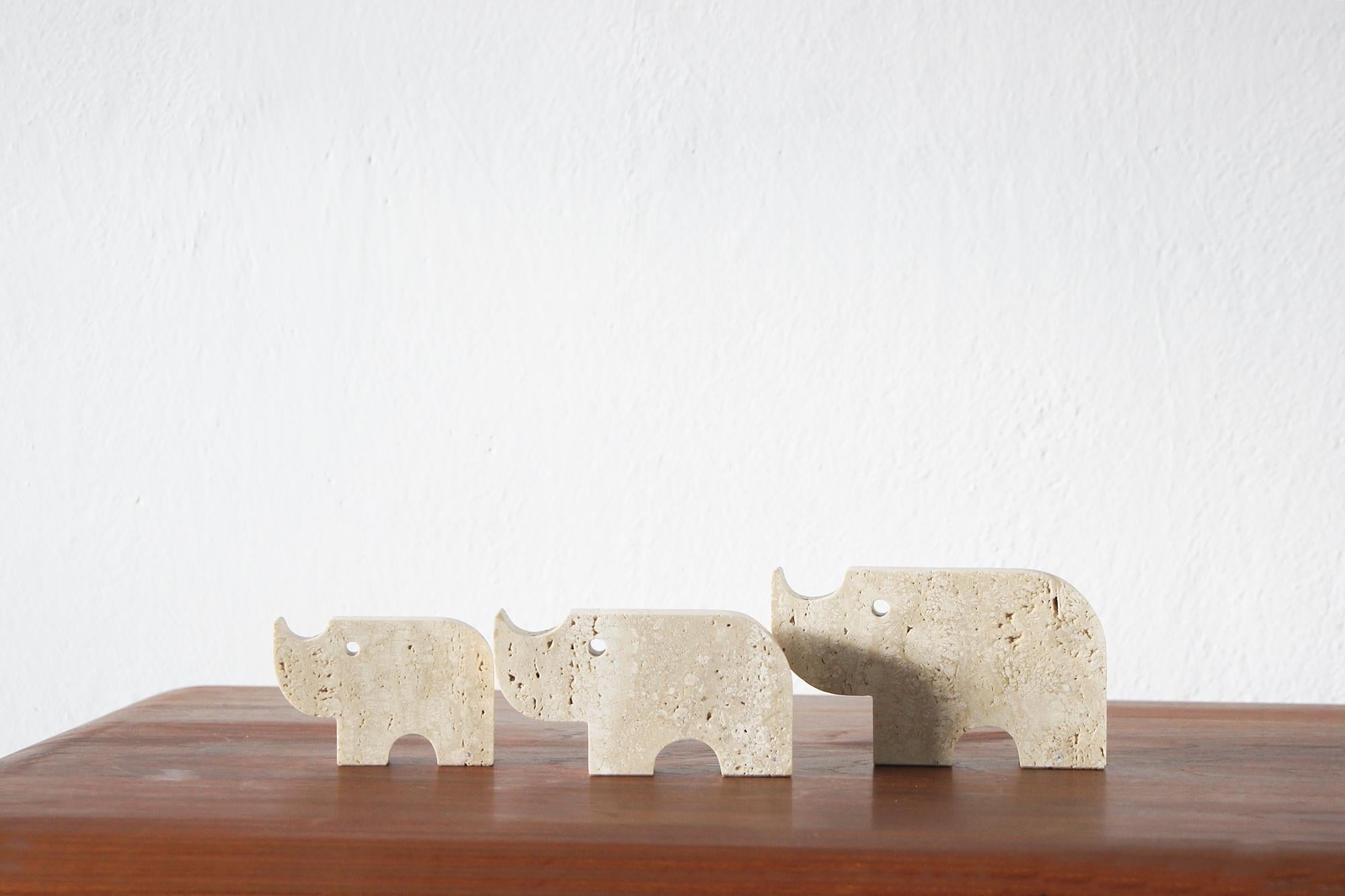 Una serie di tre sculture di animali disegnate dai Fratelli Mannelli in Italia nei primi anni '70. Ogni scultura è realizzata a mano intagliando blocchi di travertino.

Conservato in condizioni originali.

dimensioni
1 - altezza 8 cm, larghezza 14