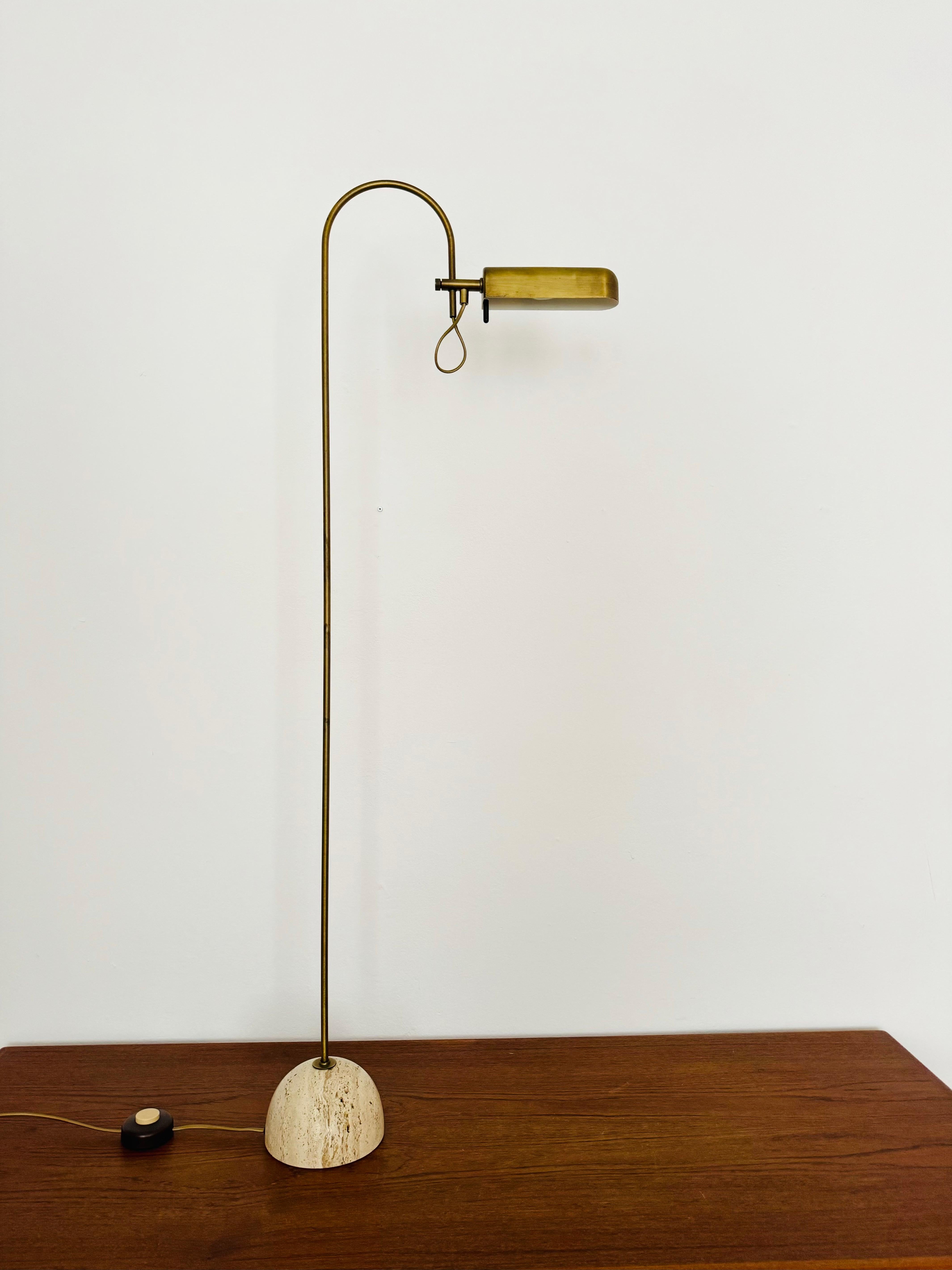 Stunning floor lamp from the 1970s.
Very unusual design and very high-quality workmanship.
The lamp head is individually adjustable.
The travertine base is particularly beautiful.
An absolute highlight for every home.

Condition:

Very good vintage