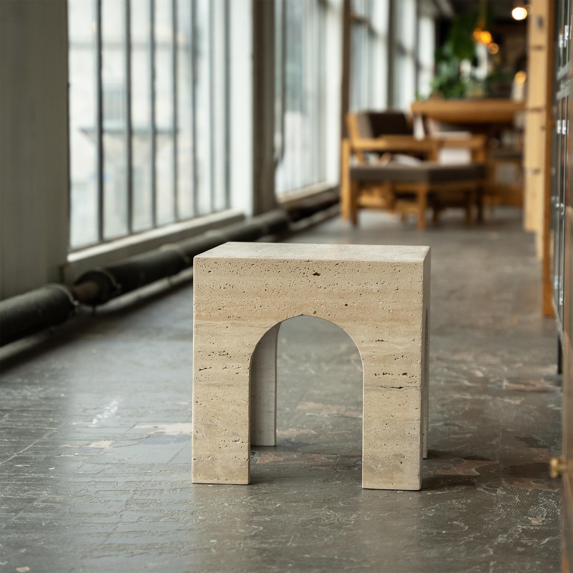 Table d'appoint en arc travertin Neuf - En vente à Eindhoven, NB
