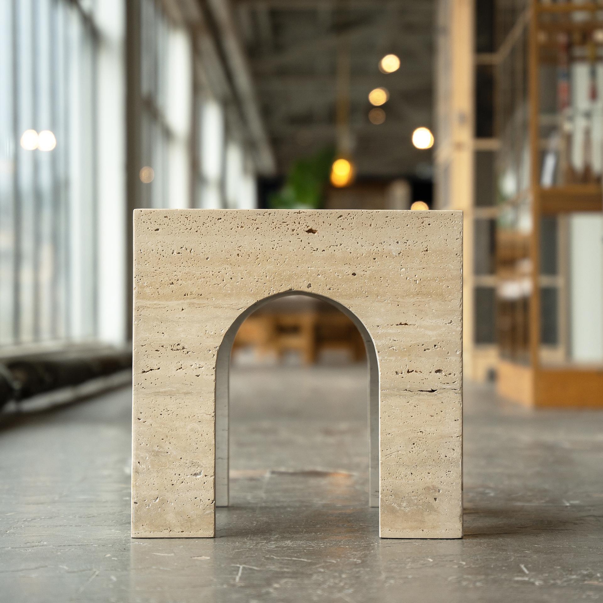 XXIe siècle et contemporain Table d'appoint en arc travertin en vente