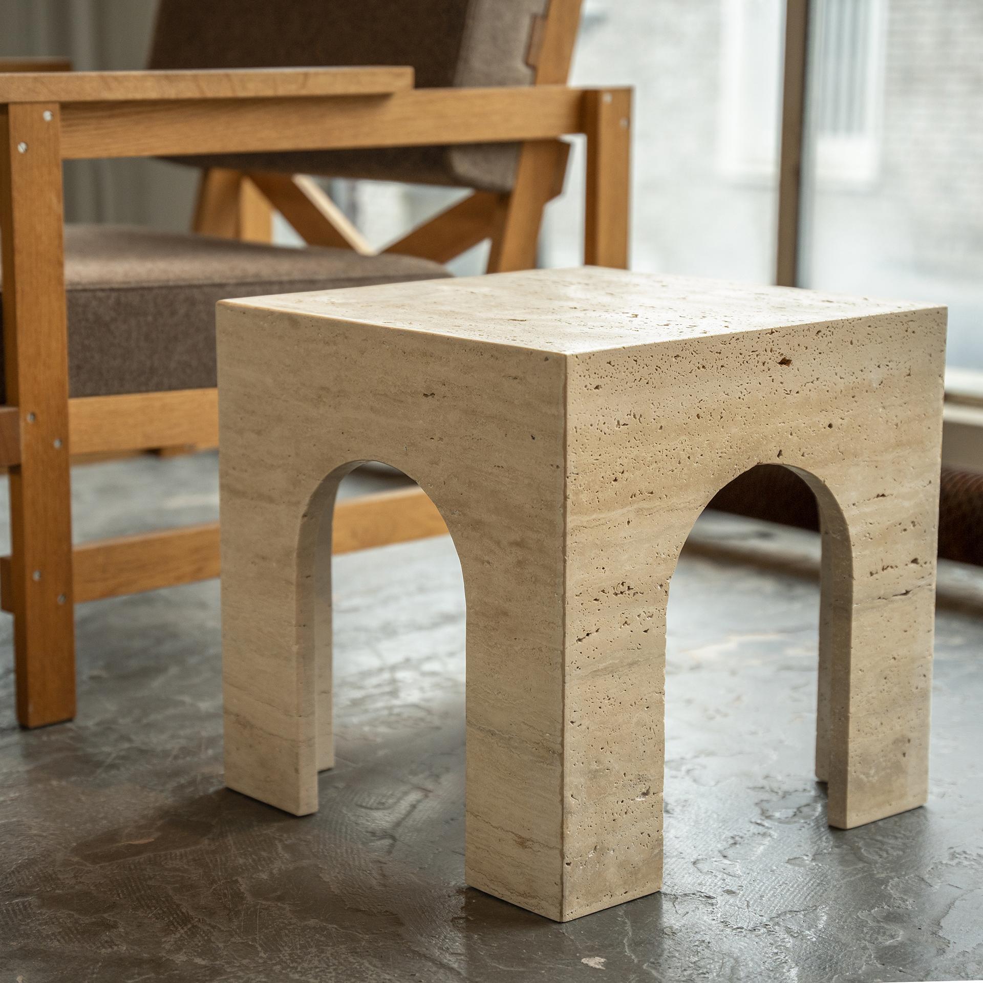 Marbre Table d'appoint en arc travertin en vente