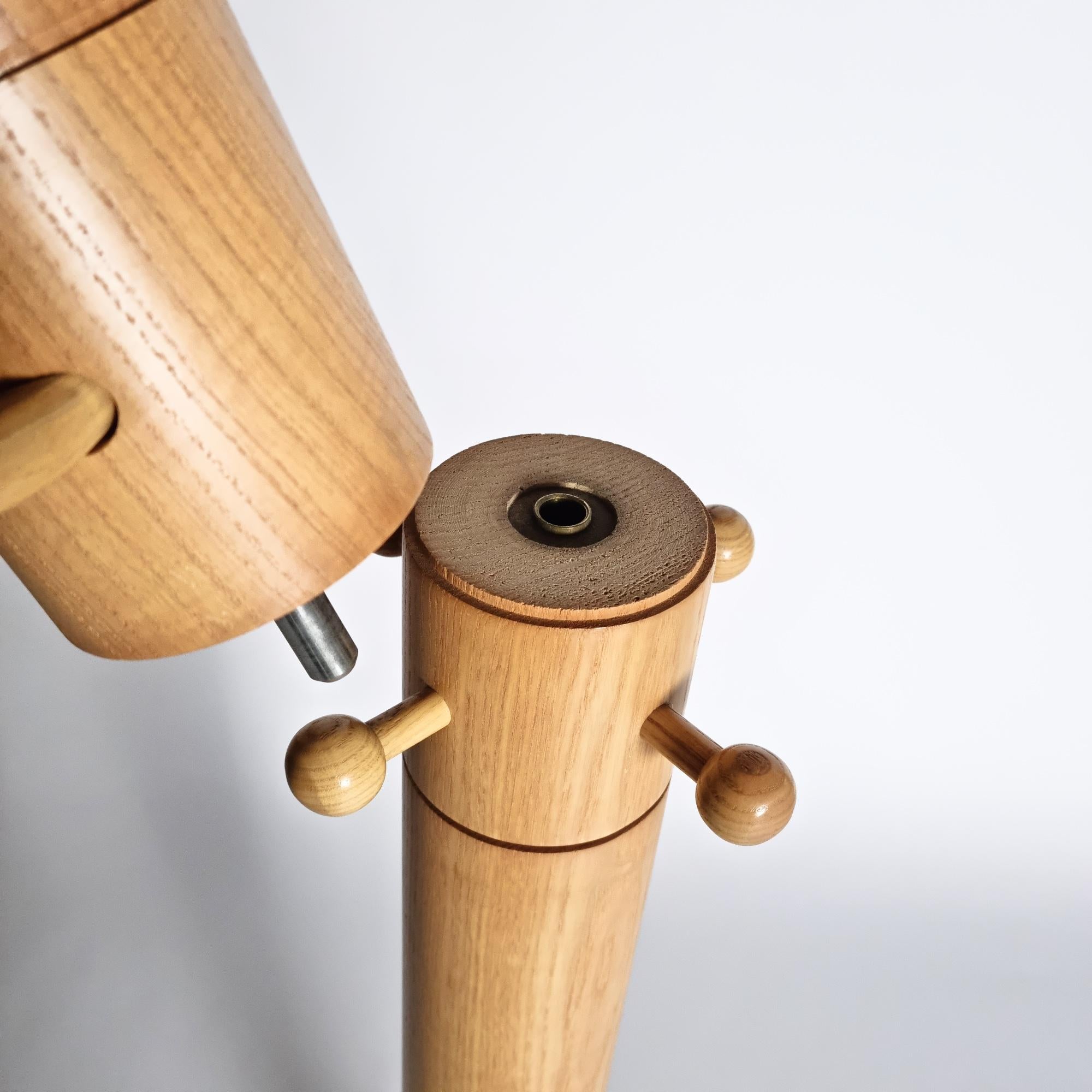 Elegantissimo appendiabiti anni '70 in legno massiccio di frassino. La parte superiore è girevole e il piedistallo è realizzato con la bellissima pietra di Tavertin. In buone condizioni.

Diametro dei piedi: 36 cm Altezza: 180 cm

