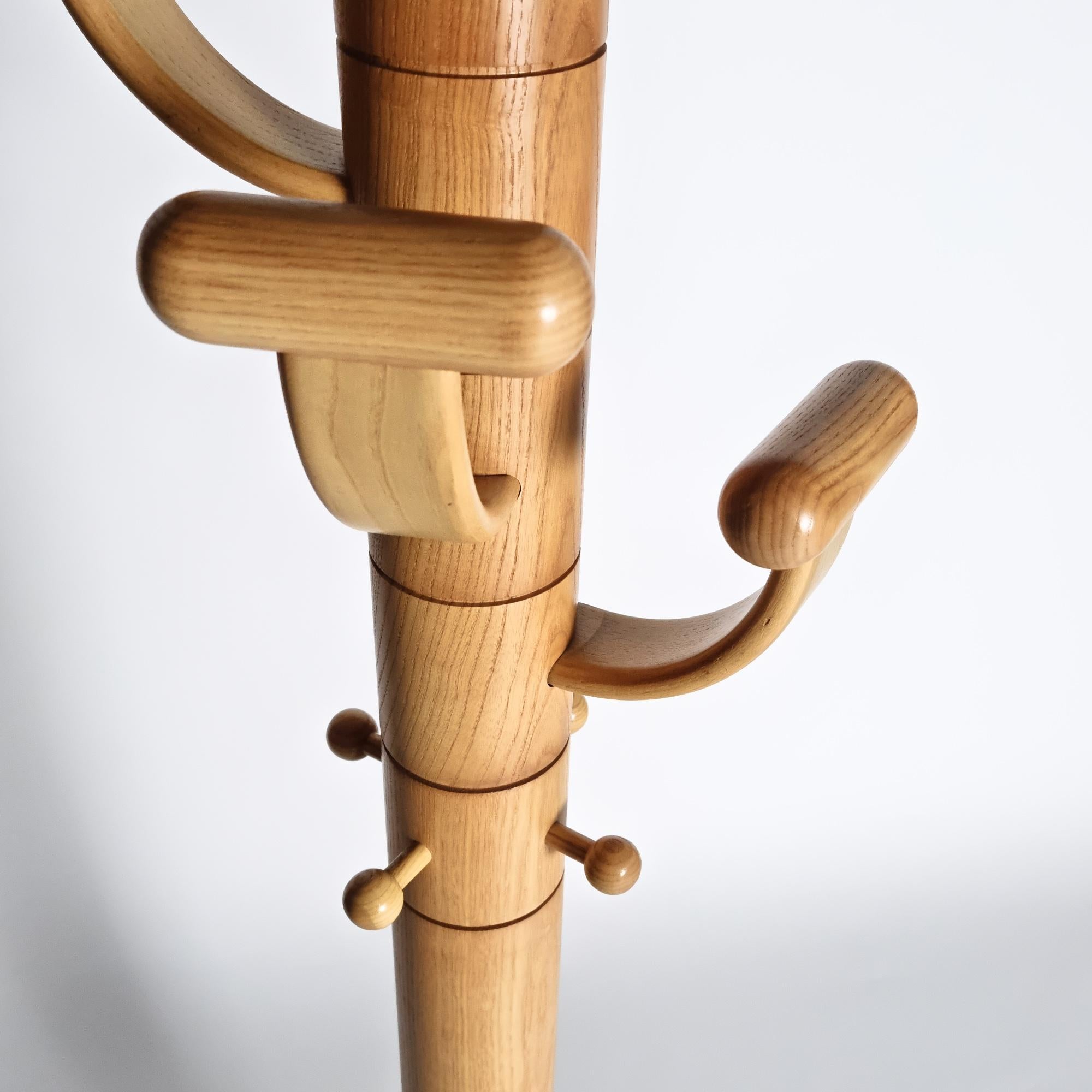 Fine XX secolo Appendiabiti in travertino e legno di frassino di Ettore Sottsass, anni '70 in vendita