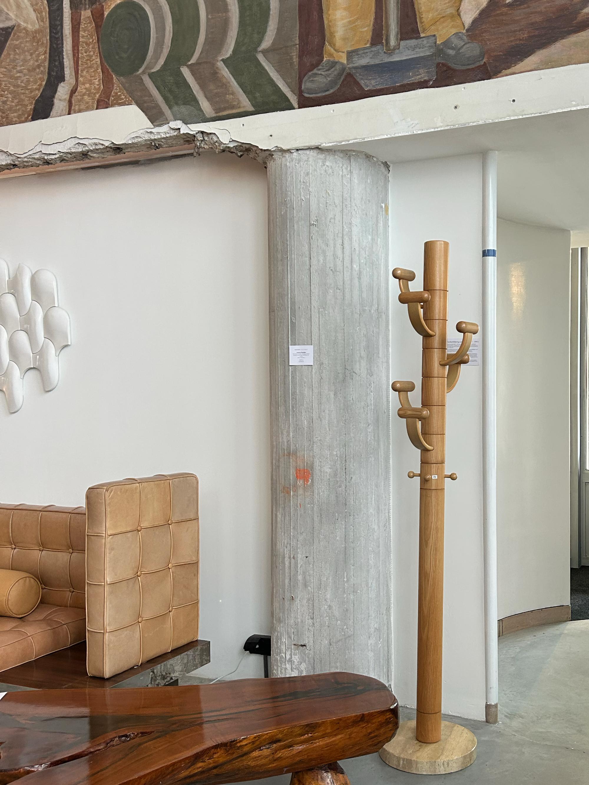 Appendiabiti in travertino e legno di frassino di Ettore Sottsass, anni '70 in vendita 1