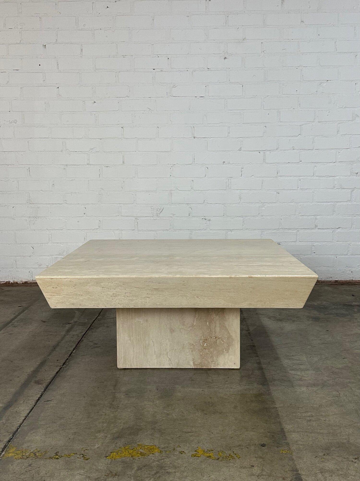 W43.5 H19

Table basse en travertin entièrement restaurée, sans éclats ni cassures. La table présente un plateau carré avec un bord inférieur en biseau. 

vers les années 1970