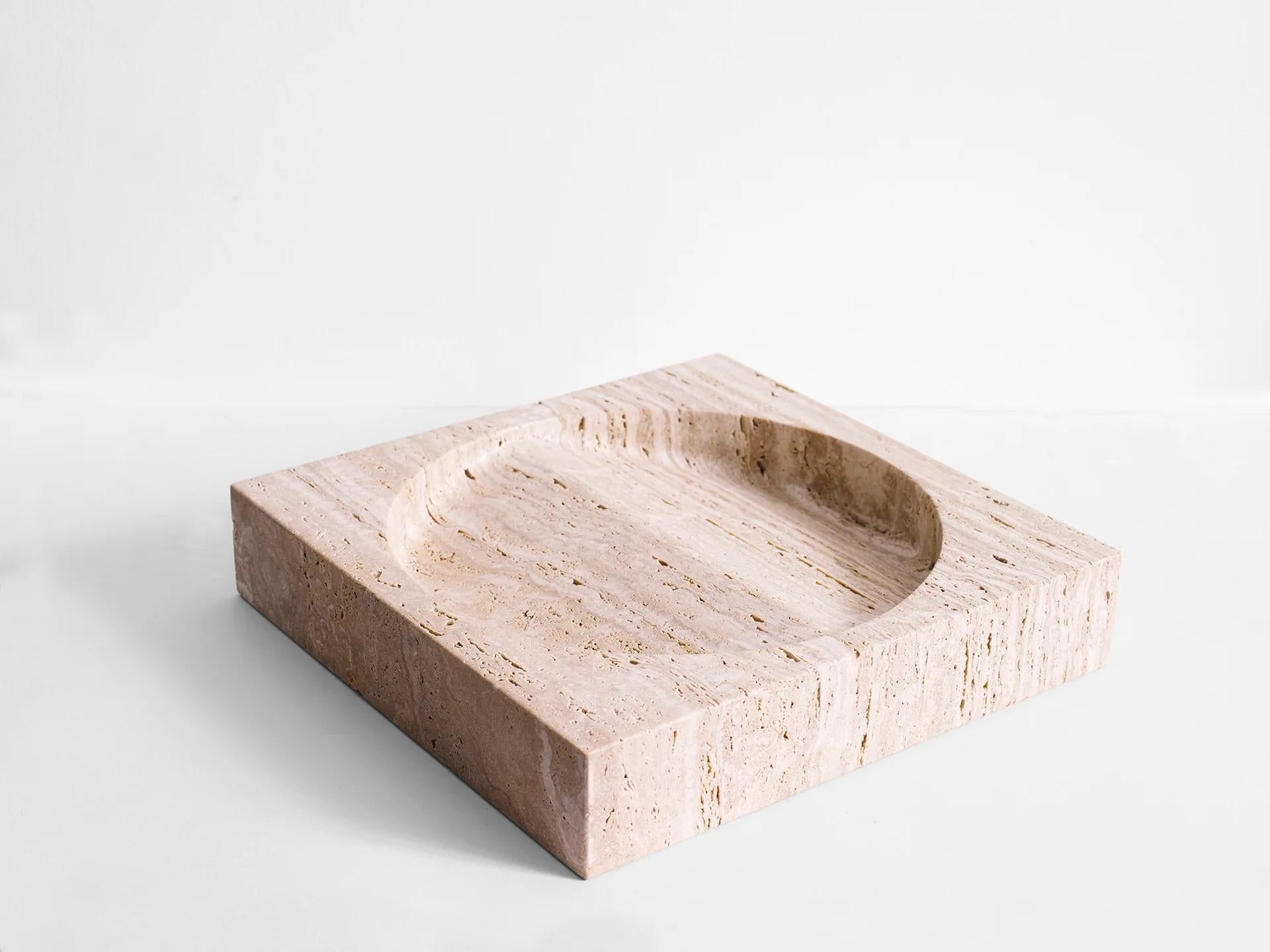 Grand rond poche rond Henry Wilson
Dimensions. L 35 x P 35 x H 7 cm
Matériaux : Travertin Classico.

Disponible en travertin Classico, travertin noir et marbre Calacatta.

Le Block Big Poche Rond réinterprète le Vide Poche Rond - en augmentant sa