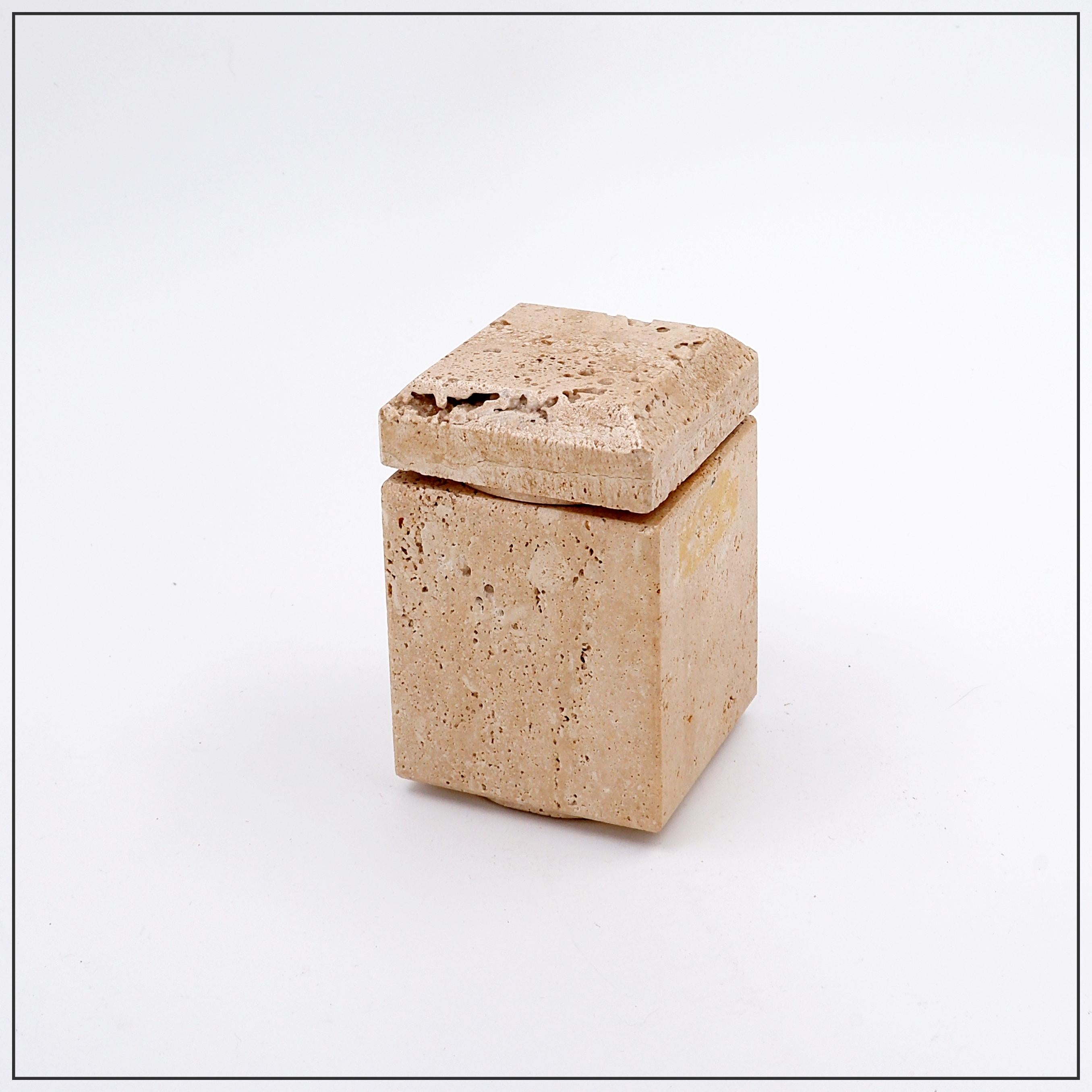 Cerri Nestore atribuido
Diseño italiano - Decoración - Vintage
Medidas : 8x8cm H:12,5cm
Material: travertino 