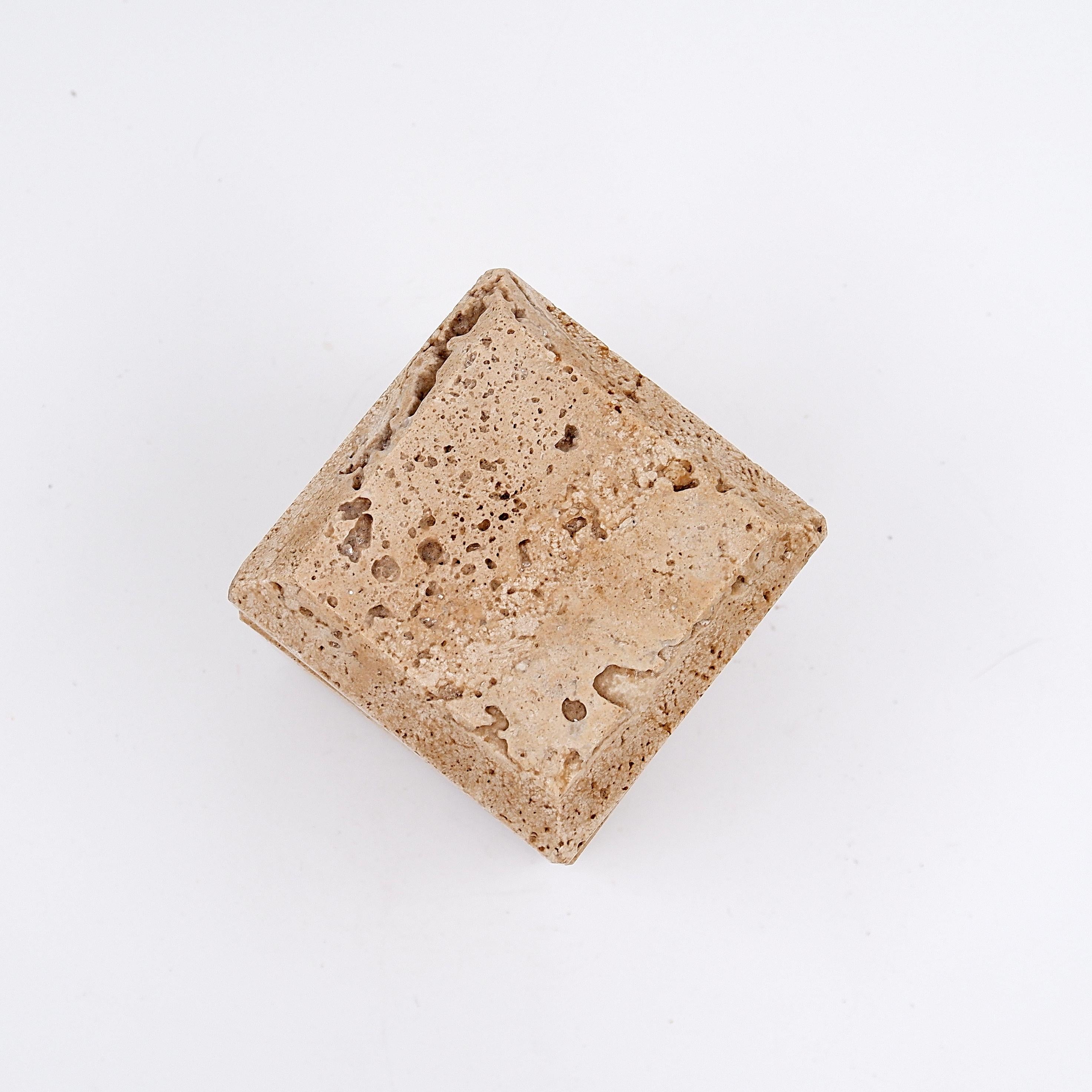Caja de travertino, diseño italiano de los años 60/70, atribuido a Cerri Nestor Moderno de mediados de siglo en venta