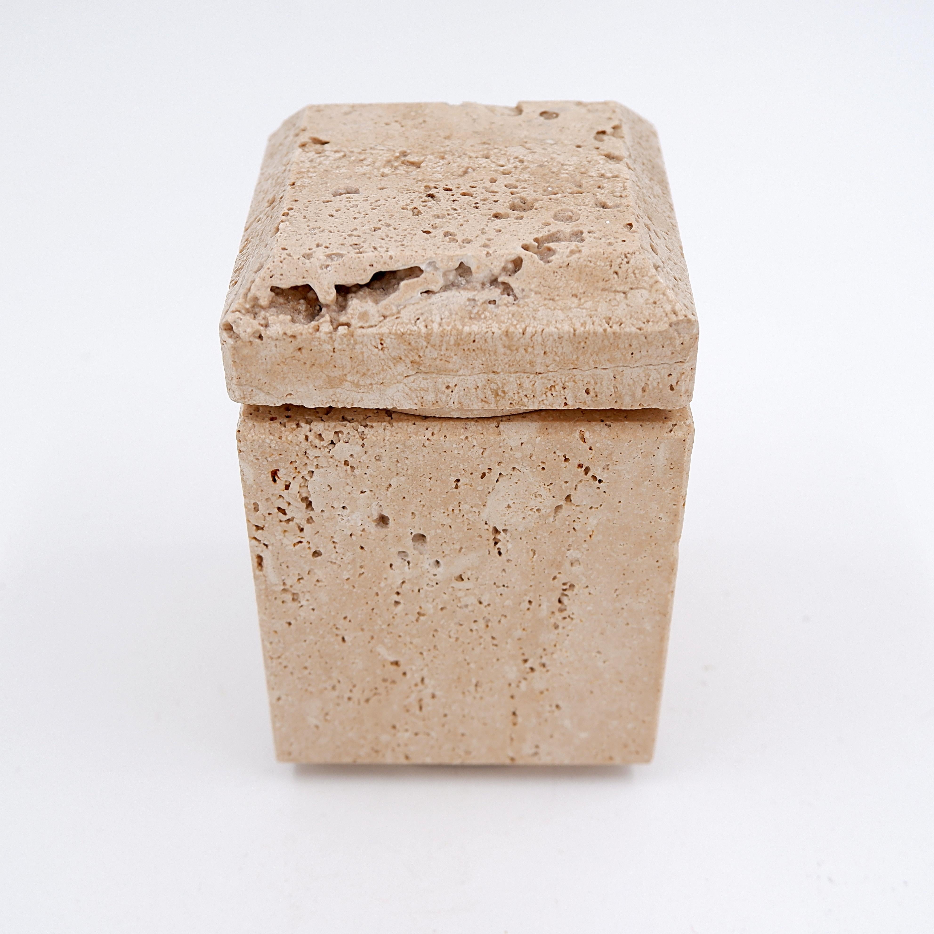 Caja de travertino, diseño italiano de los años 60/70, atribuido a Cerri Nestor en Bueno estado para la venta en Linkebeek, BE