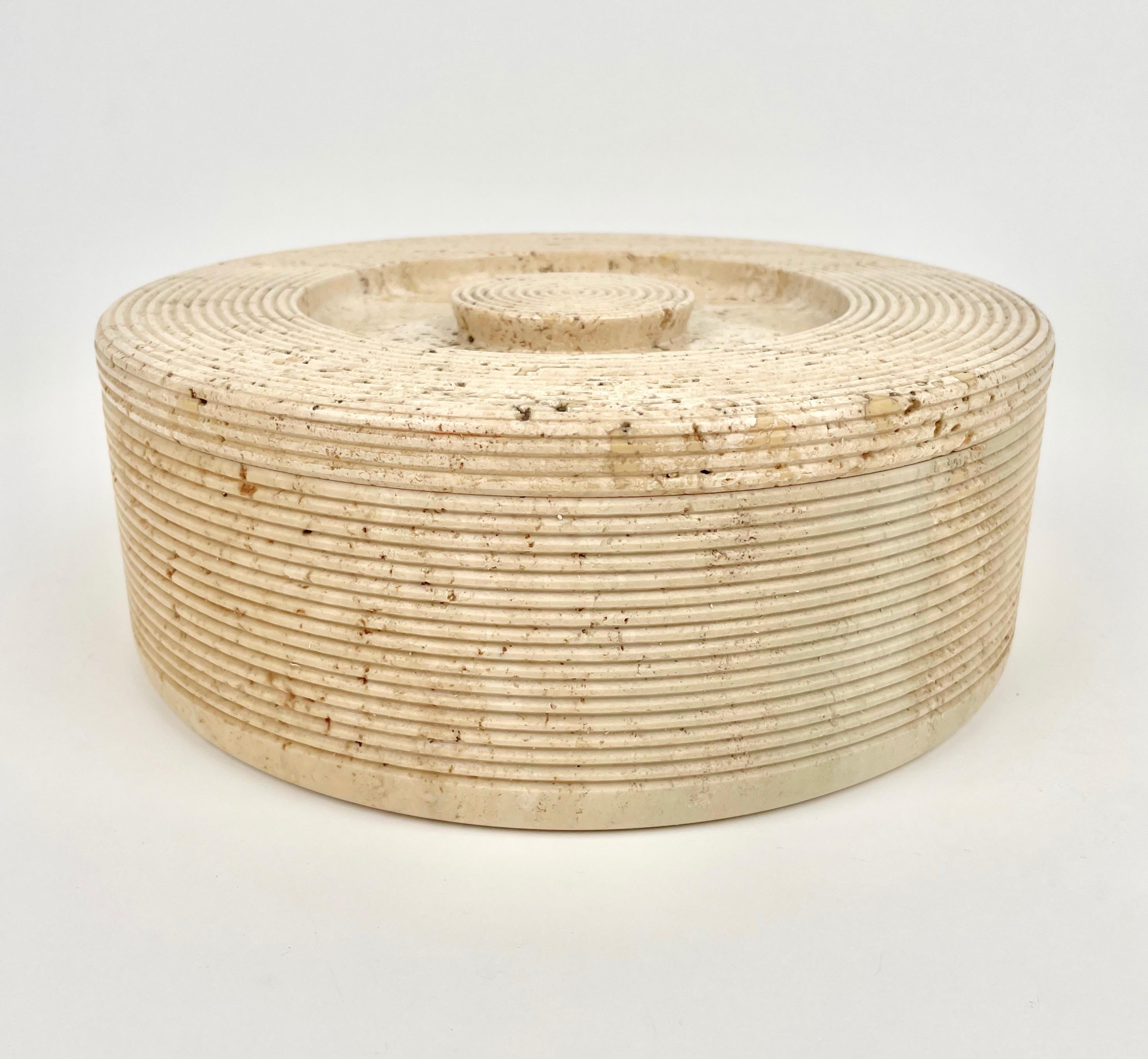 Round box in travertine marble by the Italian designers Pier Alessandro Giusti and Egidio Di Rosa for Up & Up. Made in Italy in the 1970s.

The box weights 5.6 kg.