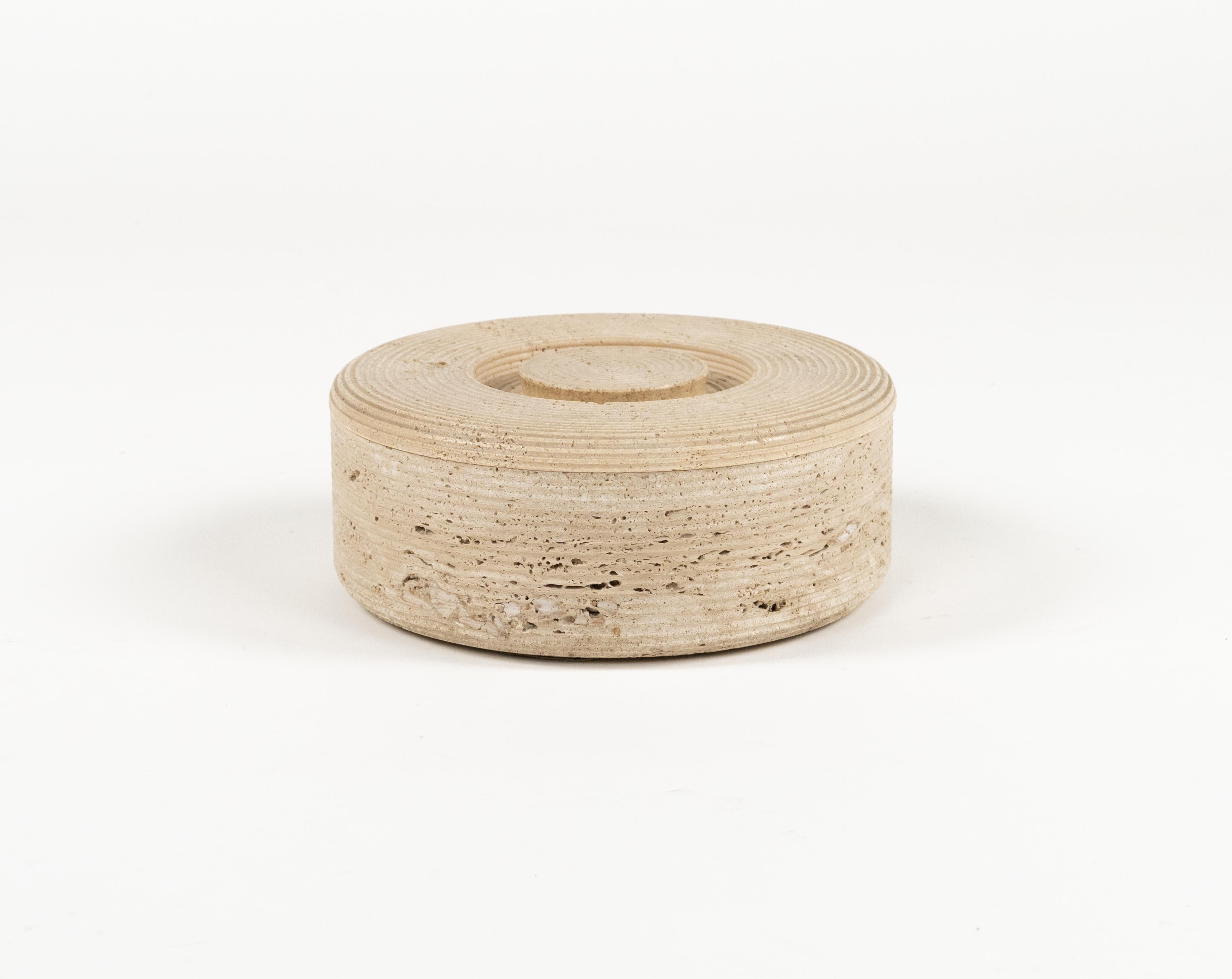 Midcentury amazing round box in travertine marble attributed to the Italian designers Pier Alessandro Giusti and Egidio Di Rosa for Up & Up. 

Made in Italy in the 1970s.