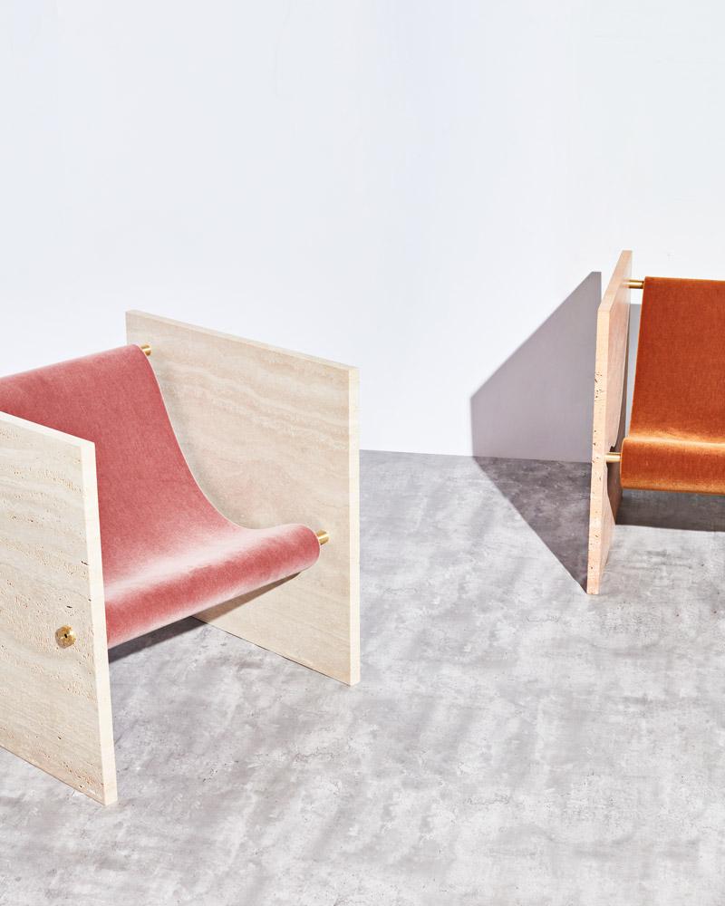 Moderne Chaise en travertin, laiton et mohair de Slash Objects en vente