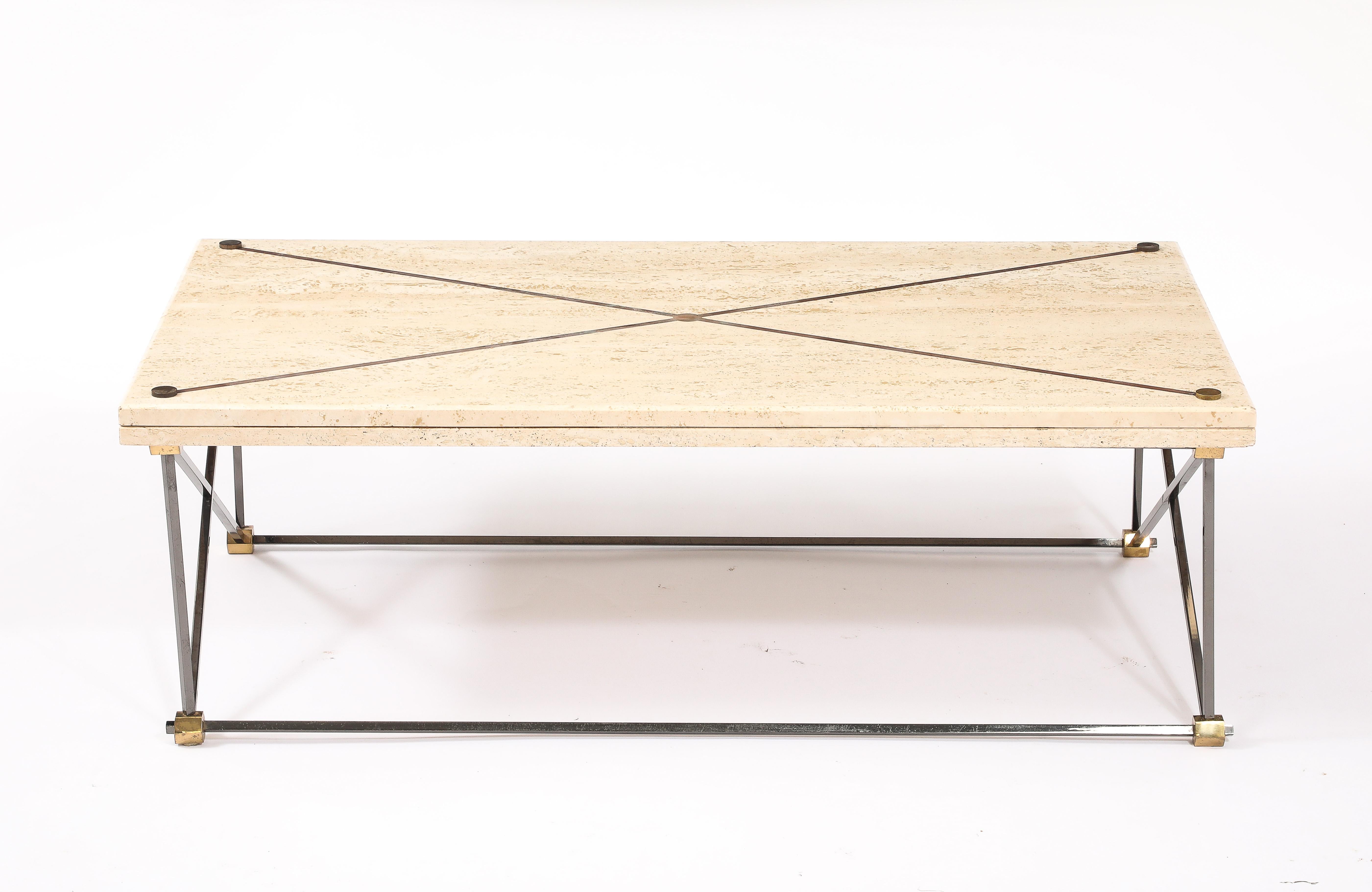 Probablement de la Maison LELEU, cette table a une construction délicate en laiton dans une double patine, dorée et gunmetal, supportant un plateau en travertin stratifié, le plateau comme un X en laiton massif.  dans sa surface.