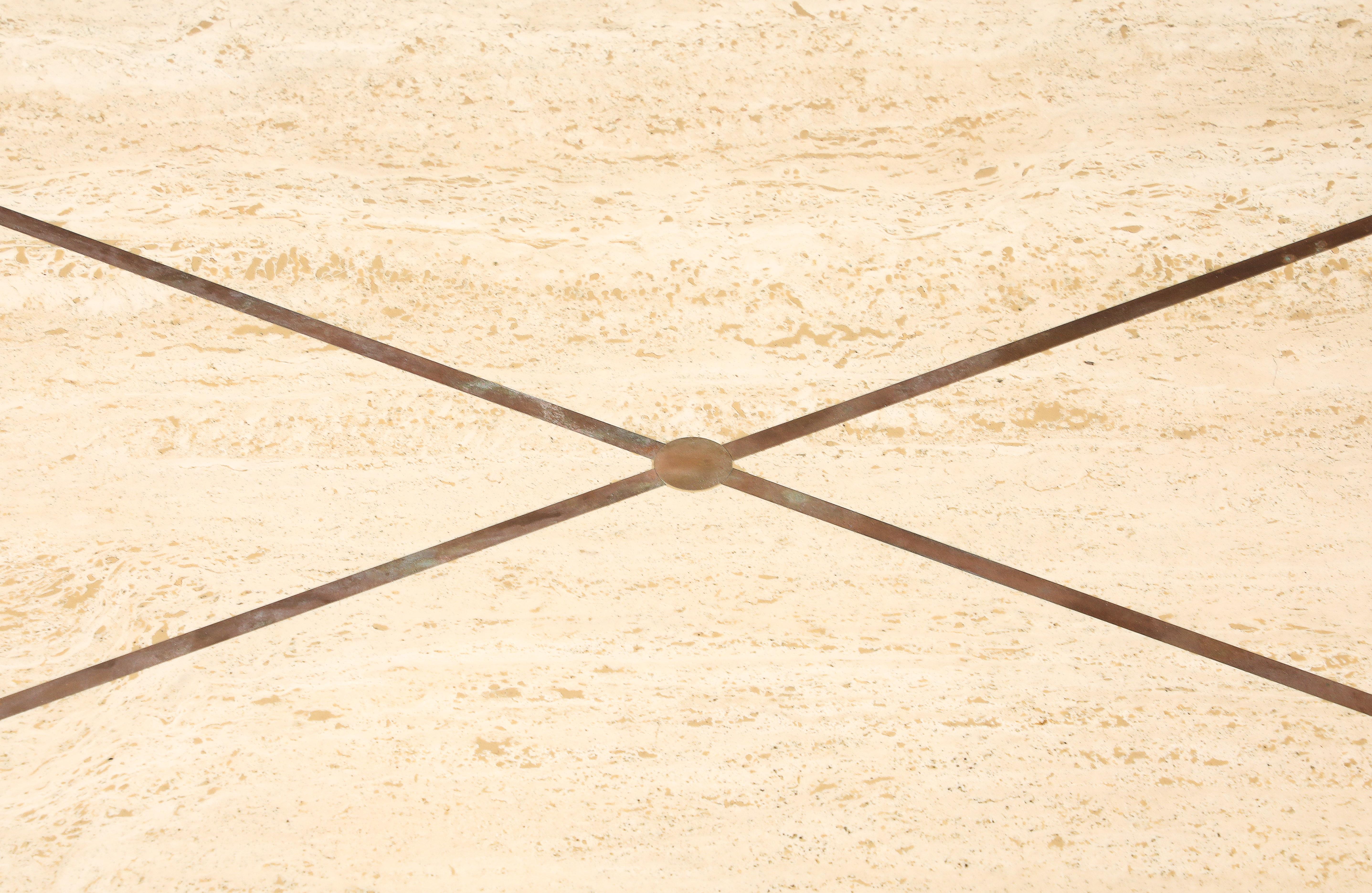 Français Table basse en travertin, bronze et bronze à canon, France, années 1960 en vente