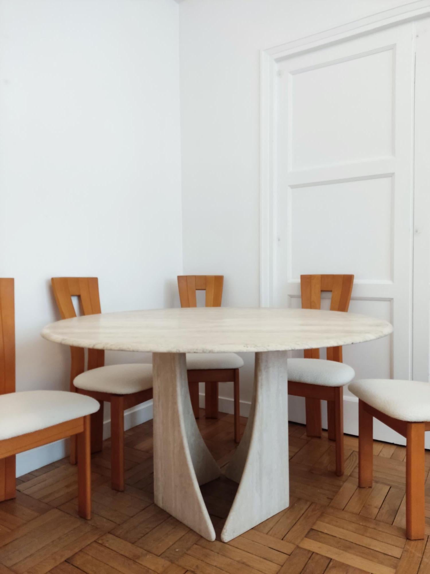 Seltener runder Travertin-Esszimmertisch mit hübscher Maserung und Spiralbein mit 6 Stühlen aus der Tischlerei Seltz, in der Pierre Chapo arbeitete. Die Stühle sind in einem ecrufarbenen Boucle von Maison LeLièvre restauriert