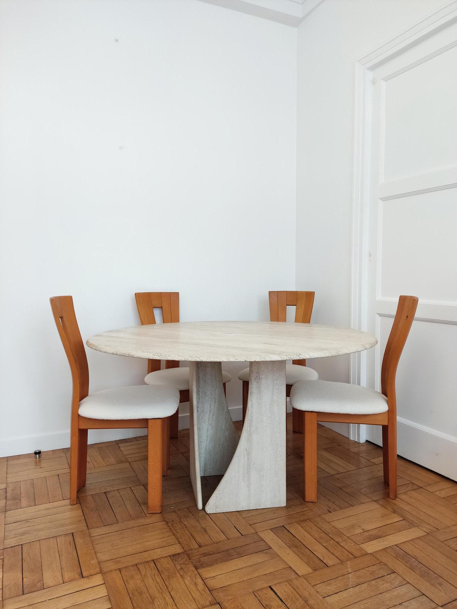 Runder Tisch aus Travertin + 6 Holzstühle  (Arts and Crafts) im Angebot