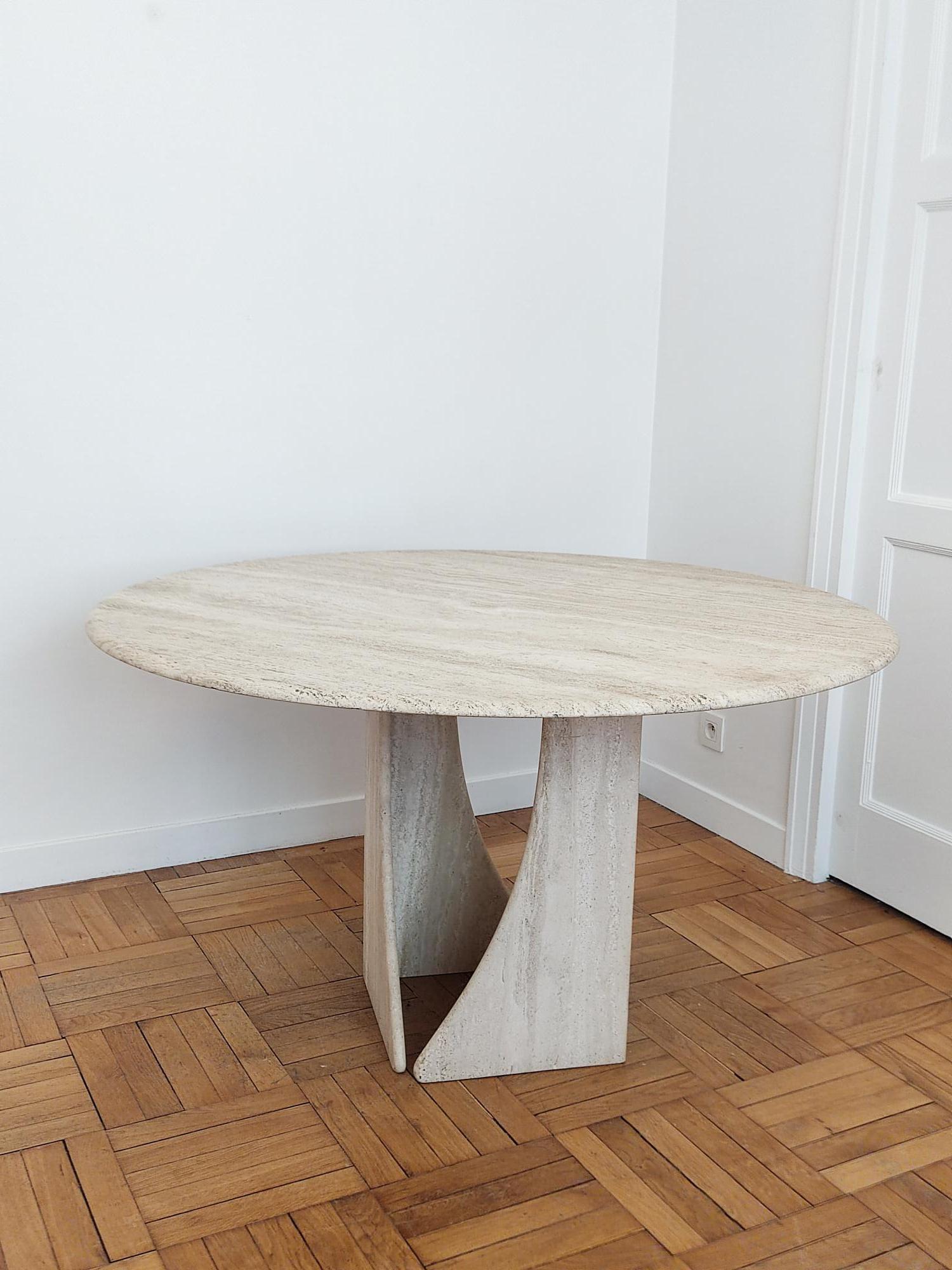 Runder Tisch aus Travertin + 6 Holzstühle  (Stoff) im Angebot
